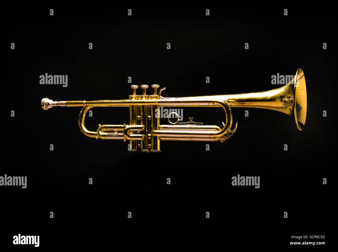 Messingtrompete auf schwarzem Hintergrund Stockfoto