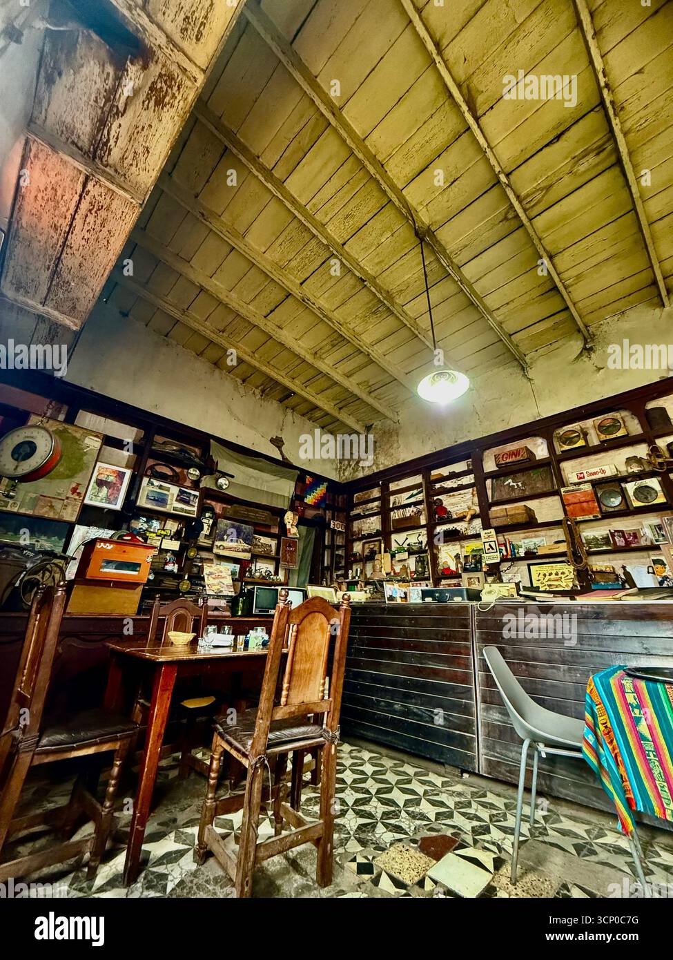 Vintage-Buchhandlung in Buenos Aires, Argentinien, mit Regalen mit gebrauchten Büchern, bunten Schmuckstücken und Waren in einem kleinen Geschäft. - Smartphone-aufgenommenes Stockfoto