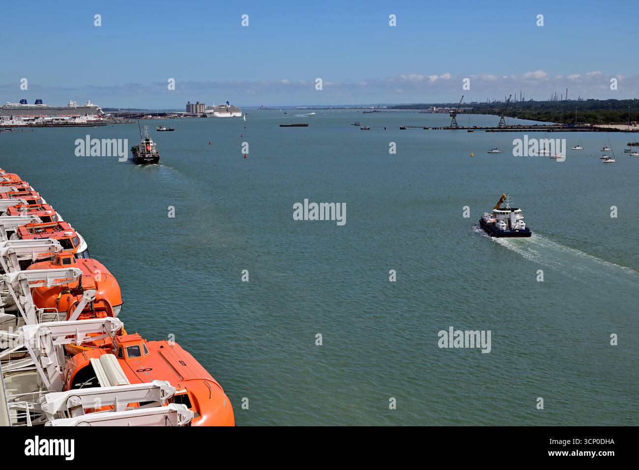 Rettungsboote auf dem Cunard-Ozeanschiff Queen Mary 2 liegen in Southampton. Stockfoto