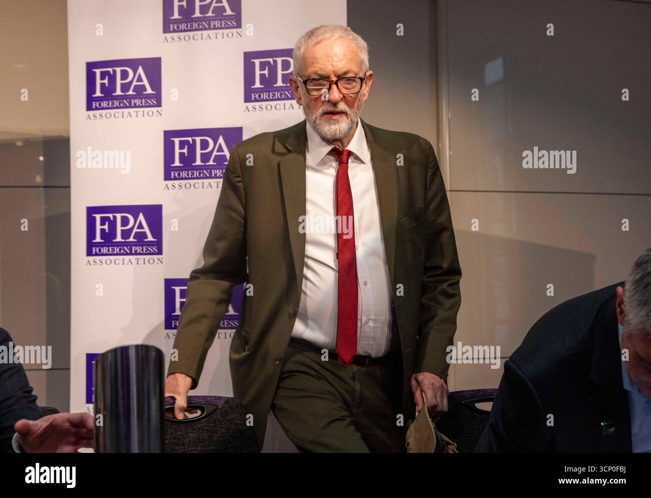 London, Großbritannien. September 2025. Pressekonferenz im Verband der Auswärtigen Presse zur Erörterung der Internationalen Friedenskonferenz, die am 5. Oktober in Paris stattfinden wird. Zu den Sprechern zählen Jeremy Corbyn, Musiker und Aktivist, Brian Eno, John Rees, National Officer for Stop the war, und Jerome Legavre von La France Insoumise. Quelle: Karl Black/Alamy Live News Stockfoto