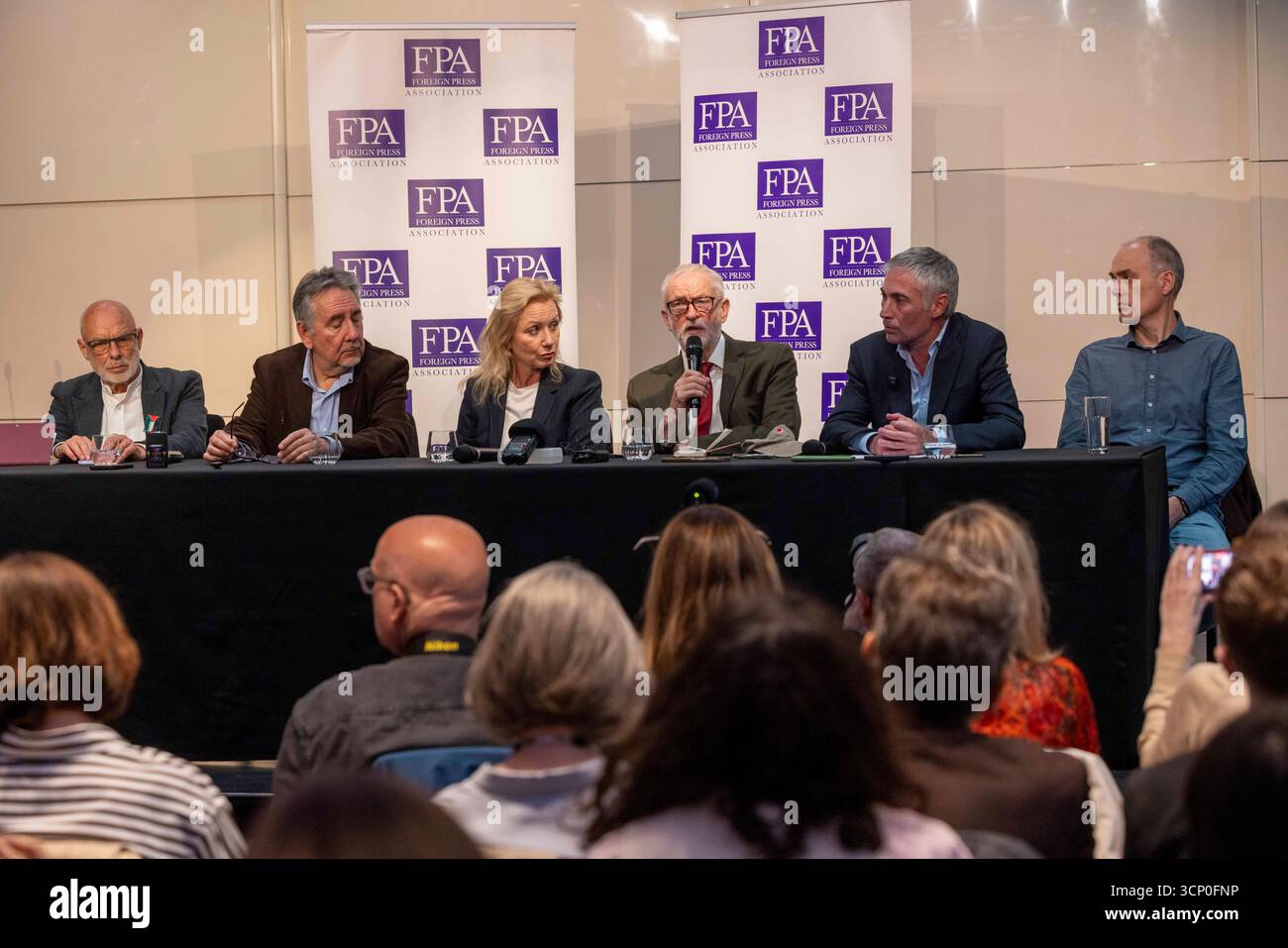 London, Großbritannien. September 2025. Pressekonferenz im Verband der Auswärtigen Presse zur Erörterung der Internationalen Friedenskonferenz, die am 5. Oktober in Paris stattfinden wird. Zu den Sprechern zählen Jeremy Corbyn, Musiker und Aktivist, Brian Eno, John Rees, National Officer for Stop the war, und Jerome Legavre von La France Insoumise. Quelle: Karl Black/Alamy Live News Stockfoto