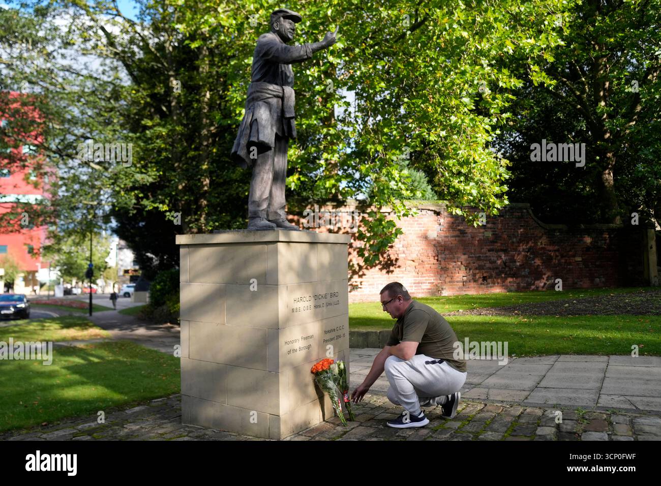 Simon Jarman feiert in Barnsley eine Hommage an die Statue des ehemaligen Testumpire Harold „Dickie“ Bird, der im Alter von 92 Jahren gestorben ist, wie der Yorkshire County Cricket Club bekannt gab. Bilddatum: Dienstag, 23. September 2025. Stockfoto
