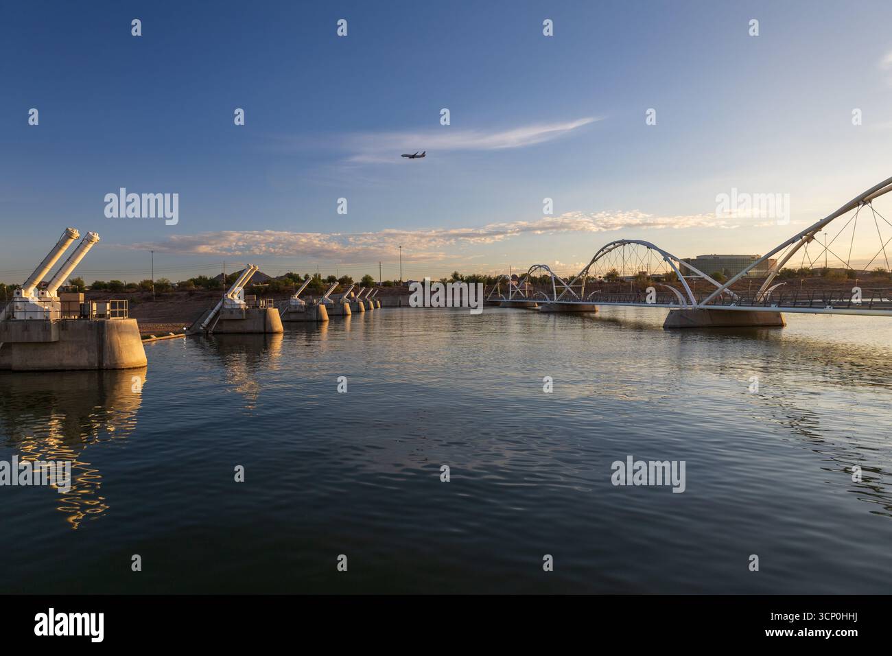 Tempe Town Lake Dam und Fußgängerbrücke bei Sunrise, Tempe, Arizona Stockfoto