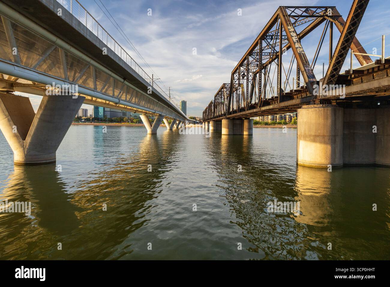 Eisenbahnbrücken über Tempe Town Lake bei Sonnenaufgang in Arizona Stockfoto