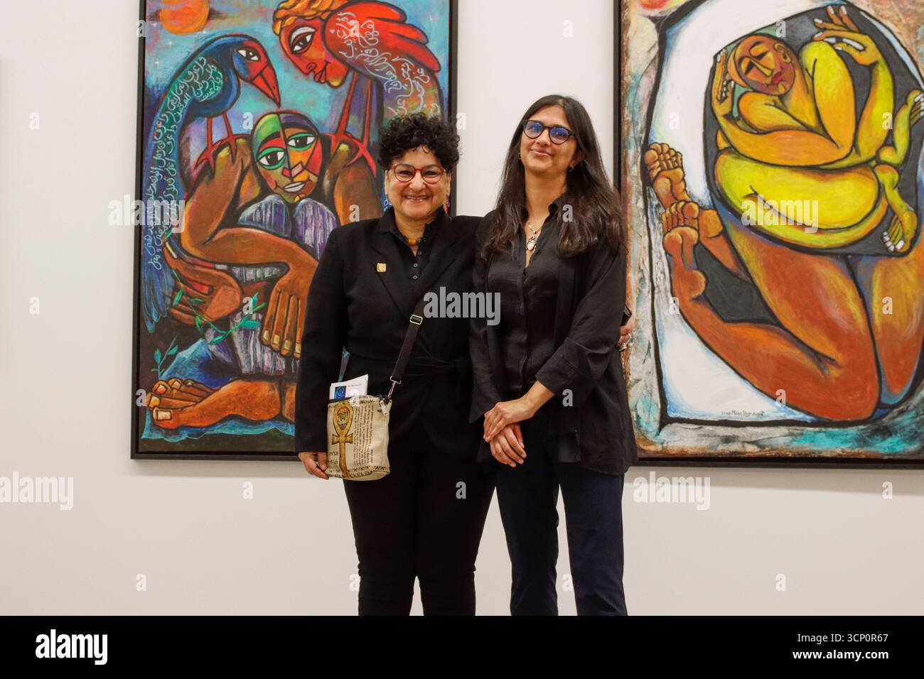 Mona Ragy Enayat mit der Kuratorin Sithaara Weeratunga vor ihren Werken in der Ausstellung 'RE-CONNECT. Kunst und Kampf im Bruderland', Museum der bil Stockfoto