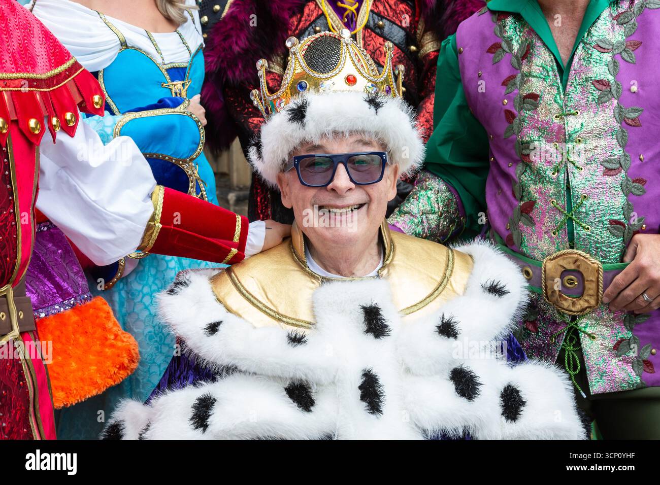 Birmingham, Großbritannien. September 2025. Fernsehstar Christopher trägt die Krone beim offiziellen Fotostart der Robin Hood Pantomime in Aston Hall, Birmingham. Die Show, die im Dezember im Birmingham Hippodrome stattfindet, zeigt GOK Wan als „GOK“ Scarlet, Matt Slack als Robin Hood, Faye Tozer als Maid Marion und Matt Cardle als den heimtückischen Sheriff von Nottingham. Die All-Star-Reihe wird von Andrew Ryan als Henrietta Hood, Sandra Marvin als Spirit of Sherwood und Pantomime-Königshaus Christopher Biggins ergänzt, der einen besonderen Auftritt als König Richard macht. Quelle: Peter Lopeman/Alamy Live News Stockfoto