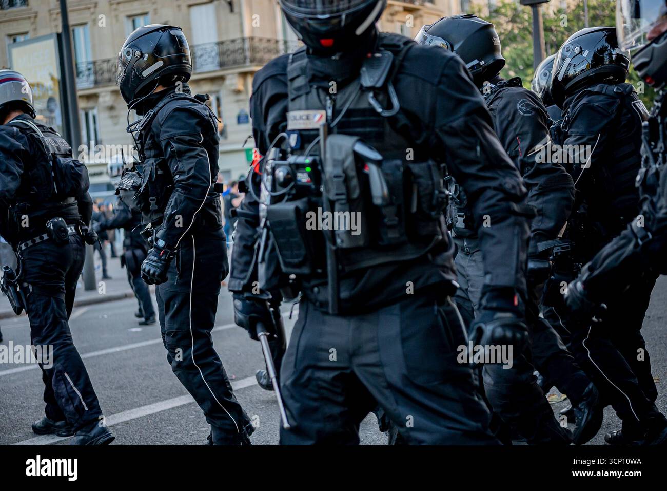 Polizist (französisch, Gendarmerie, Polizei nationale) mit einem Stab vor der Kamera während eines Protests in Paris Stockfoto