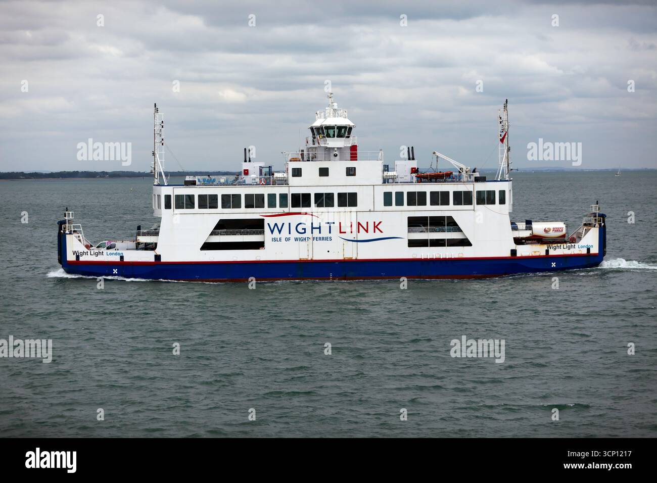 Nahaufnahme von White Light, einer der Wightlink Car Ferries, die über den Solent zwischen Yarmouth und Lymington fährt. Stockfoto