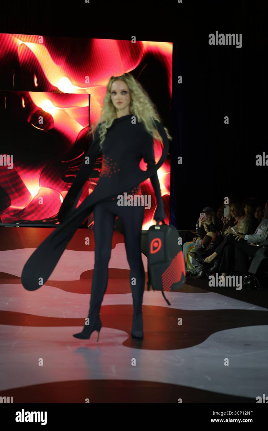 Sprayground Runway Show – London Fashion Week 2025, Freemasons’ Hall, London. Streetwear-Luxus trifft auf urbane Kreativität in einer energiegeladenen Kollektion Stockfoto