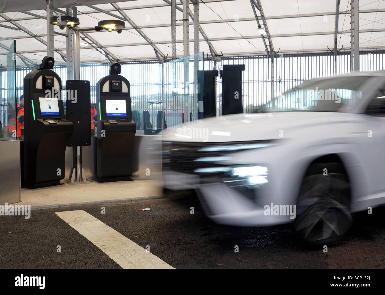 Während einer Vorschau der neu entwickelten Einreise-Ausstiegszone (EES) am Eurotunnel-Terminal in Folkestone, Kent, wird ein Pkw in den neuen Bereich für Identitäts- und Fingerabdruckscans gefahren. Menschen aus nicht-EU-Ländern, einschließlich britischer Reisende, werden ab dem 12. Oktober neuen EU-Grenzkontrollen ausgesetzt sein, bei denen ihre Fingerabdrücke registriert und fotografiert werden, um in die EU einzureisen. Bilddatum: Dienstag, 23. September 2025. Stockfoto