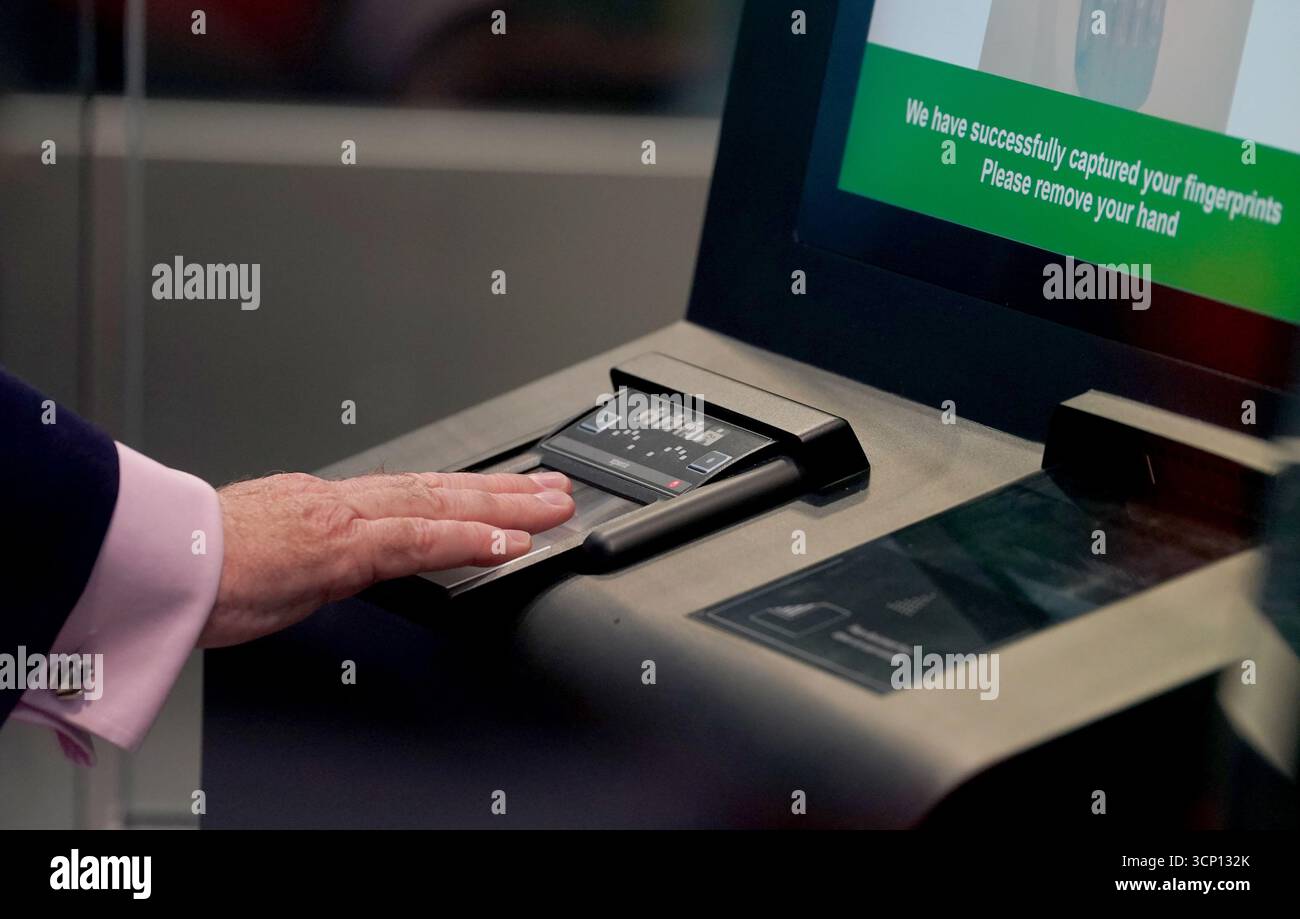 Ein Identitäts- und Fingerabdruckterminal wird während einer Vorschau der neu entwickelten Einreise- und Ausstiegszone am Eurotunnel-Terminal in Folkestone, Kent, verwendet. Menschen aus nicht-EU-Ländern, einschließlich britischer Reisende, werden ab dem 12. Oktober neuen EU-Grenzkontrollen ausgesetzt sein, bei denen ihre Fingerabdrücke registriert und fotografiert werden, um in die EU einzureisen. Bilddatum: Dienstag, 23. September 2025. Stockfoto
