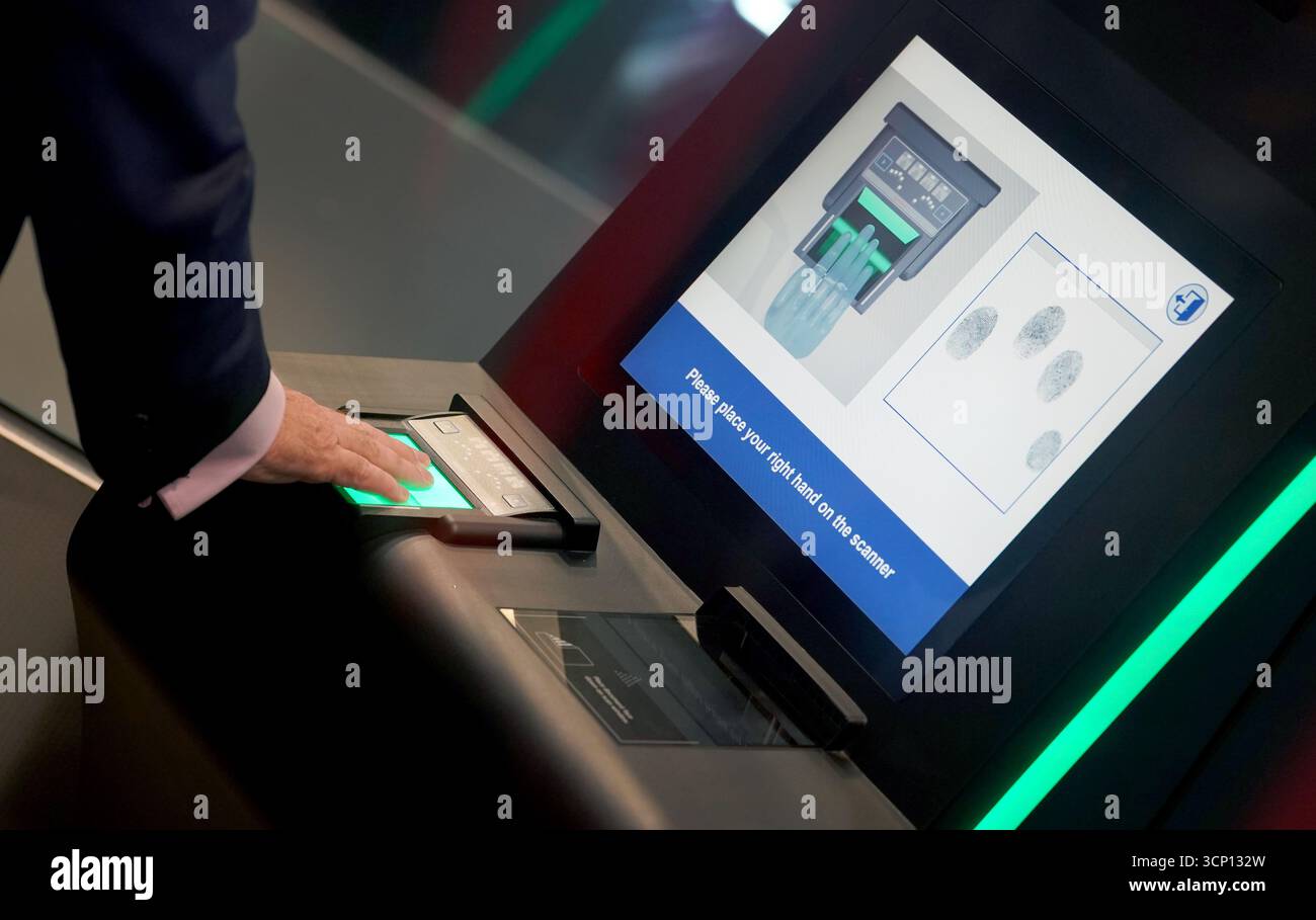 Ein Identitäts- und Fingerabdruckterminal wird während einer Vorschau der neu entwickelten Einreise- und Ausstiegszone am Eurotunnel-Terminal in Folkestone, Kent, verwendet. Menschen aus nicht-EU-Ländern, einschließlich britischer Reisende, werden ab dem 12. Oktober neuen EU-Grenzkontrollen ausgesetzt sein, bei denen ihre Fingerabdrücke registriert und fotografiert werden, um in die EU einzureisen. Bilddatum: Dienstag, 23. September 2025. Stockfoto