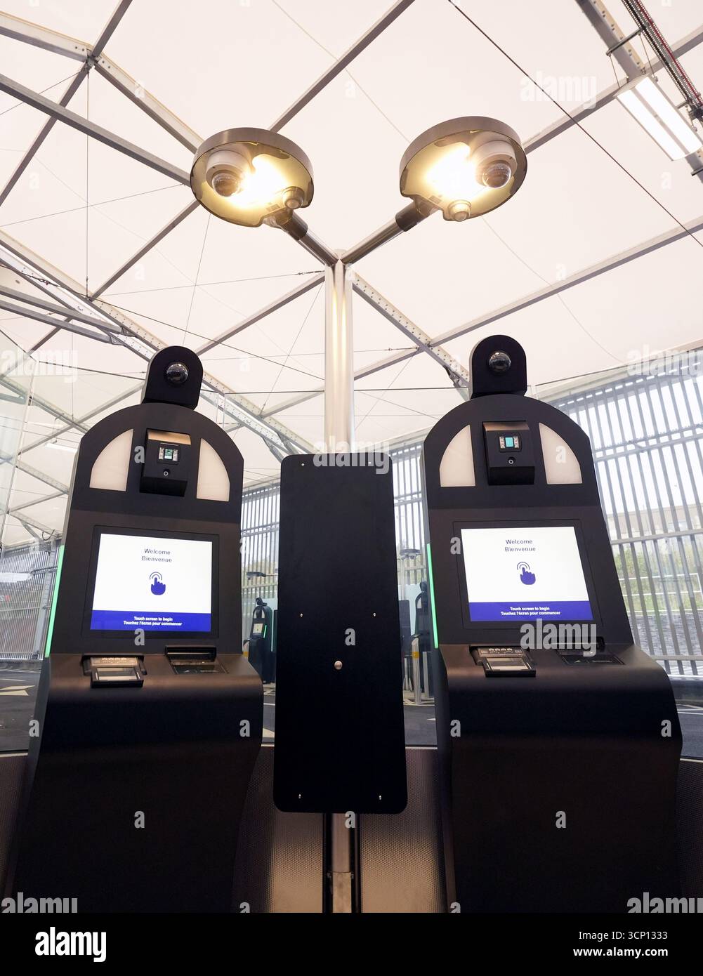 Eine Ansicht der neuen Terminals für Identitäts- und Fingerabdruckscannen während einer Vorschau der neu entwickelten Einreise- und Ausstiegszone am Eurotunnel-Terminal in Folkestone, Kent. Menschen aus nicht-EU-Ländern, einschließlich britischer Reisende, werden ab dem 12. Oktober neuen EU-Grenzkontrollen ausgesetzt sein, bei denen ihre Fingerabdrücke registriert und fotografiert werden, um in die EU einzureisen. Bilddatum: Dienstag, 23. September 2025. Stockfoto