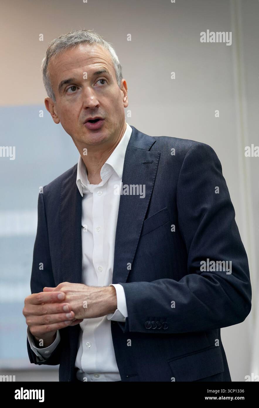 Yann Leriche, CEO von Getlink, während einer Vorschau auf die neu entwickelte Einreise- und Ausstiegszone (EES) am Eurotunnel-Terminal in Folkestone, Kent. Menschen aus nicht-EU-Ländern, einschließlich britischer Reisende, werden ab dem 12. Oktober neuen EU-Grenzkontrollen ausgesetzt sein, bei denen ihre Fingerabdrücke registriert und fotografiert werden, um in die EU einzureisen. Bilddatum: Dienstag, 23. September 2025. Stockfoto