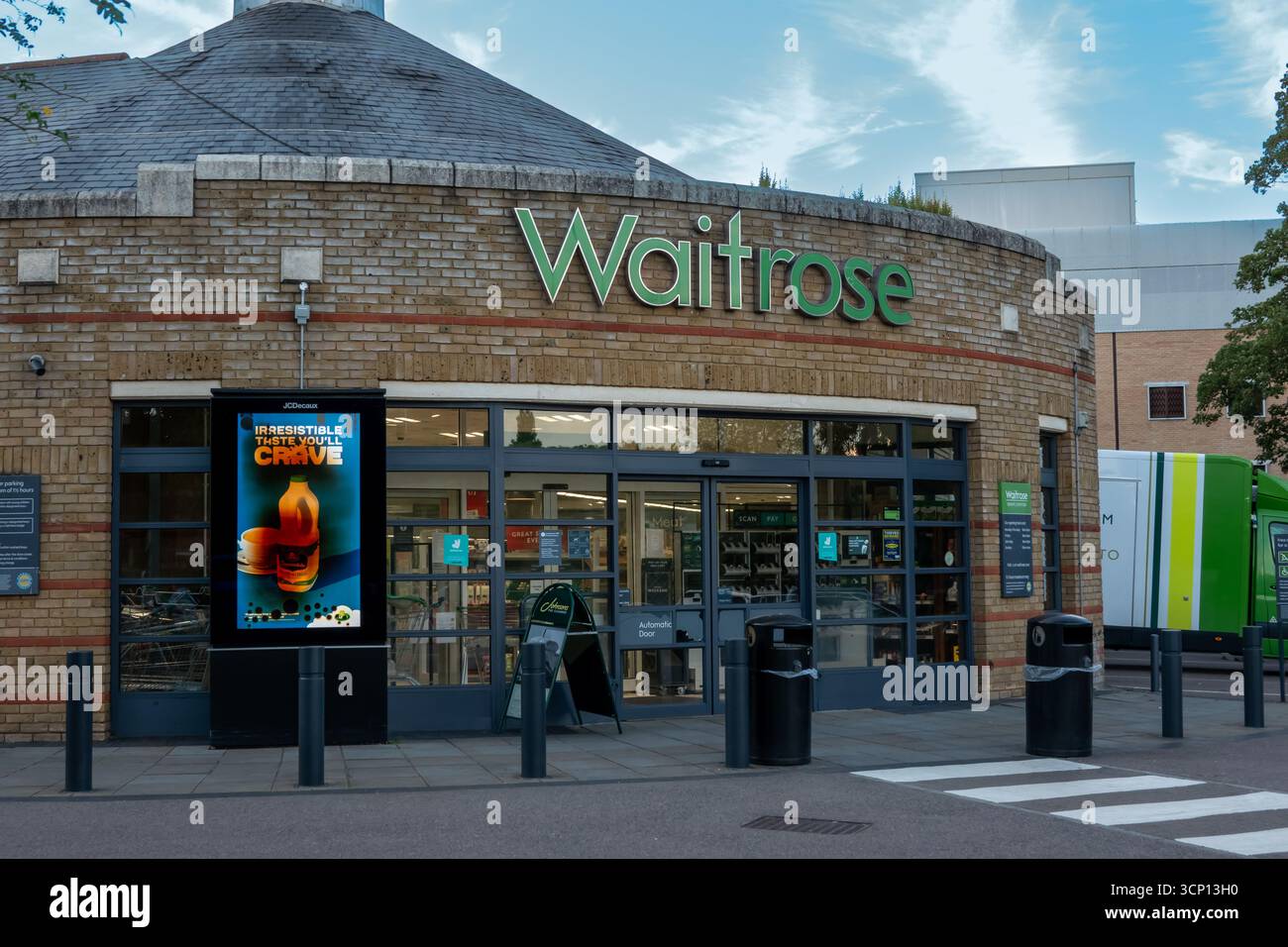 Waitrose Supermarkt in Bishops Stortford, Hertfordshire, England mit dem Ladenschild und dem großen Eingang. Stockfoto