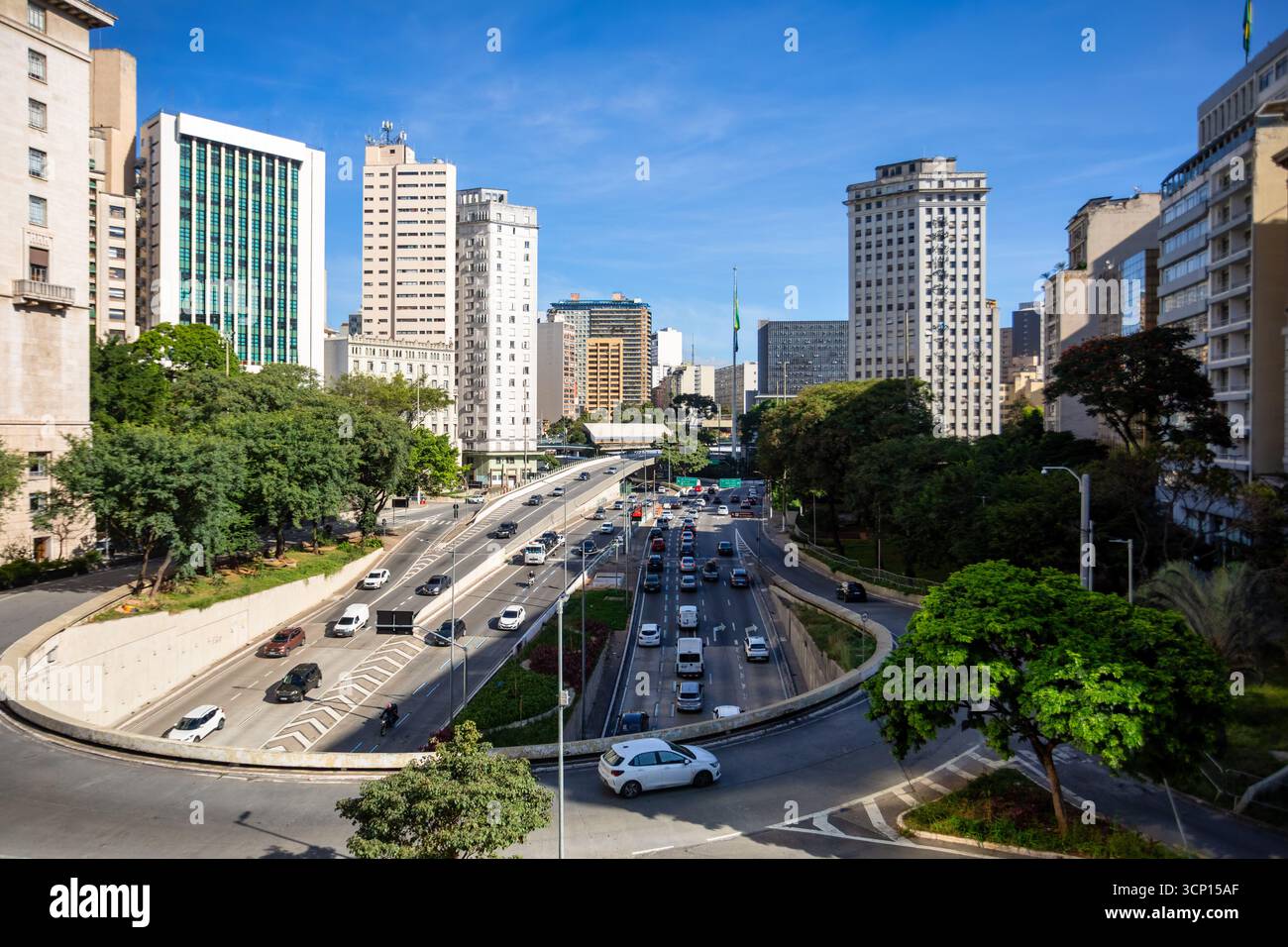 Sao Paulo, Brasilien - 13. Juni 2025: Der Verkehr fließt auf dem erhöhten Viaduto do Cha, einem berühmten Wahrzeichen im Herzen der Innenstadt von Sao Paulo Stockfoto