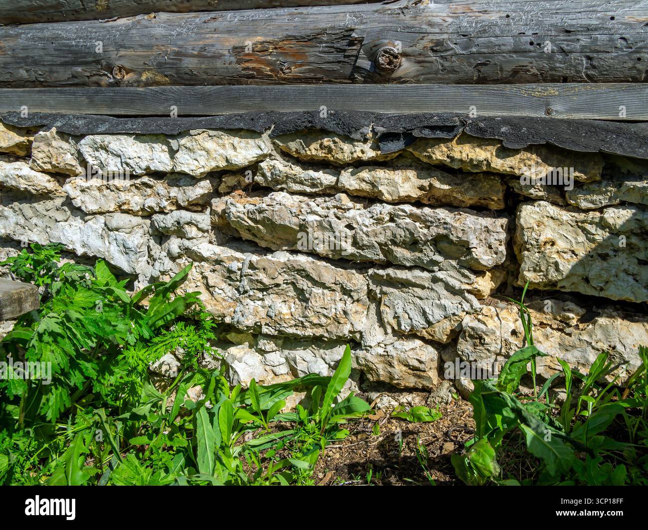 Gründung eines Holzhauses aus Natursteinen Stockfoto