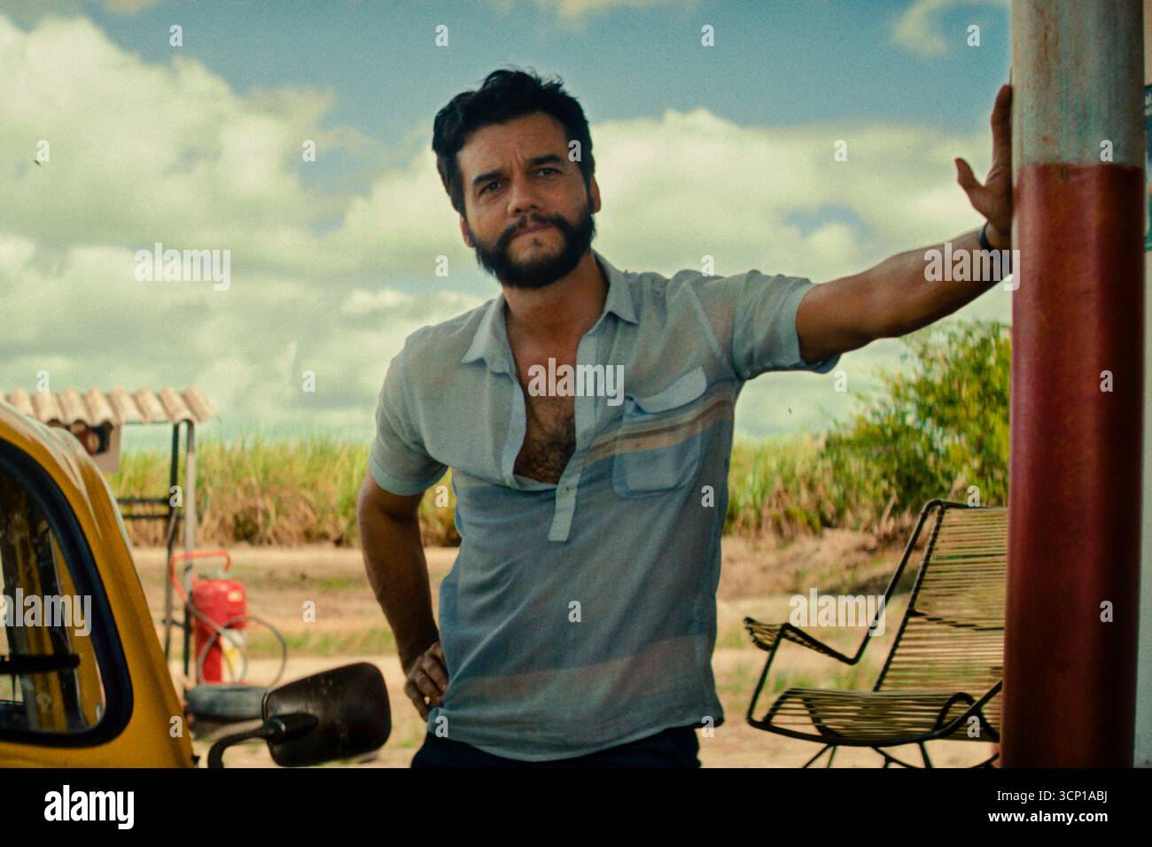 The Secret Agent (2025) unter der Regie von Kleber Mendonca Filho mit Wagner Moura als Marcelo Alves, einem Lehrer, der in den politischen Wirren des Brasilien der späten 1970er Jahre gefangen ist und versucht, der Verfolgung zu entkommen. Werbung NUR REDAKTIONELLE VERWENDUNG. Quelle: BFA/Neon Stockfoto