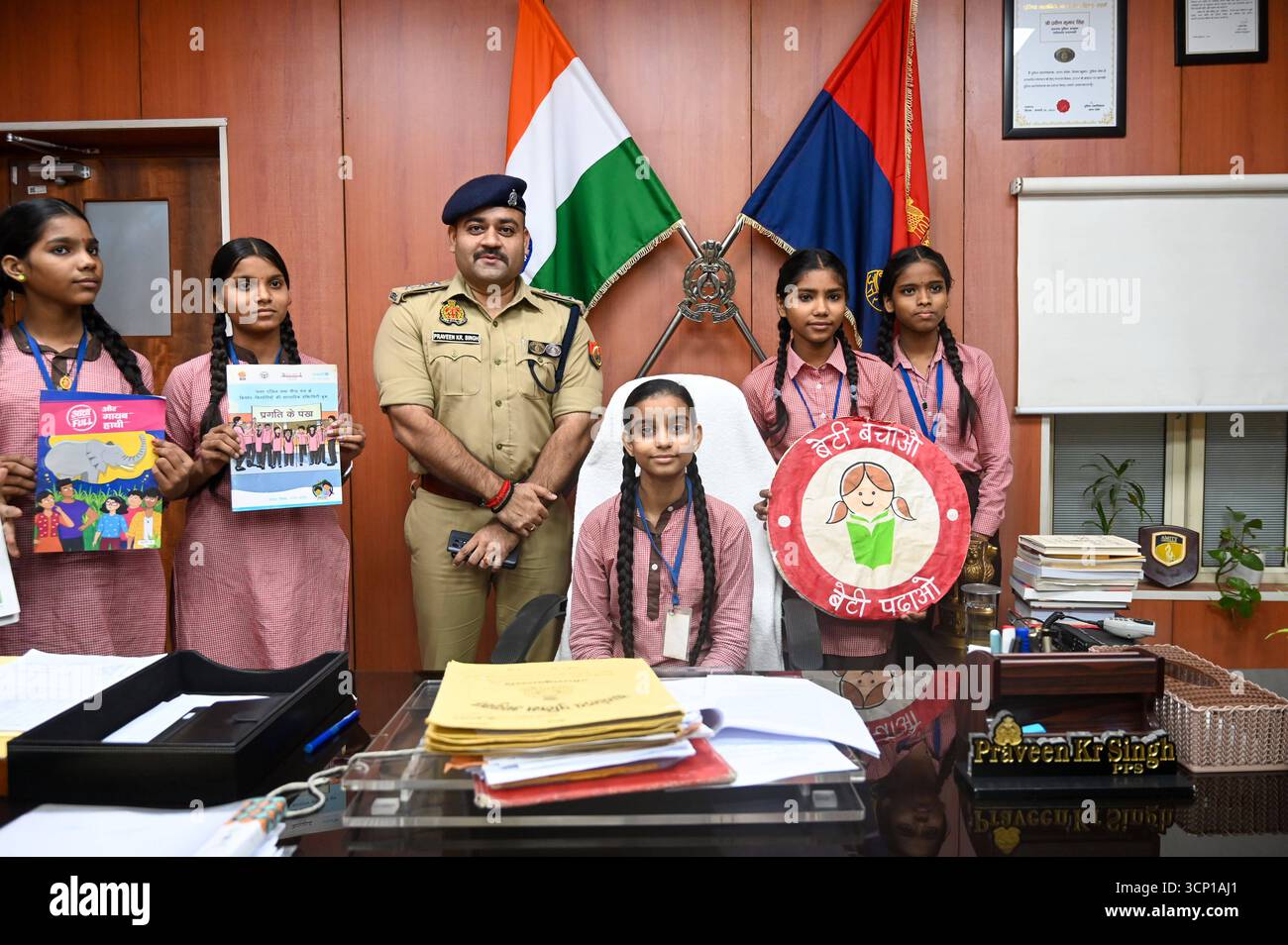 NOIDA, INDIEN – 23. SEPTEMBER: Shivani, ein Schüler der Klasse 8 der Composite School, Parthala Khanjarpur übernimmt die Leitung als Verwaltungsbeamter für einen Tag im Büro des stellvertretenden Polizeikommissars Praveen Kumar Singh in Sektor 6, als Teil des Mission Shakti Phase-5 Programms am 23. September 2025 in Noida, Indien. Die Mission Shakti Phase-5 wird von der Regierung Uttar Pradesh am 22. September 2025 gestartet und wird bis zum 21. Oktober fortgesetzt. Das Hauptziel der monatelangen Kampagne ist es, die Sicherheit, würde, Ermächtigung und Selbstständigkeit von Frauen zu stärken.Foto: Sunil Ghosh/Hindustan Times Students S Stockfoto