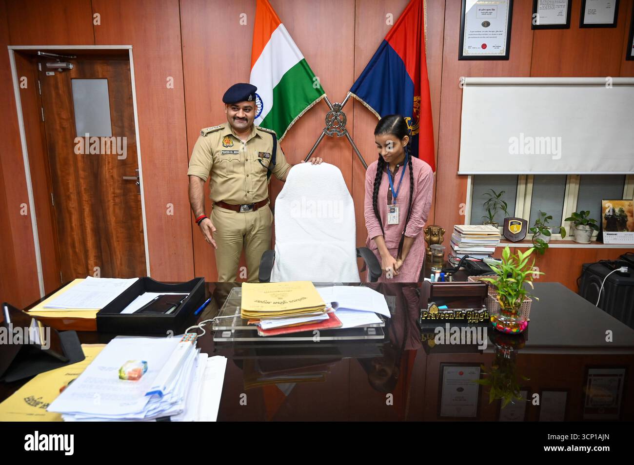 NOIDA, INDIEN – 23. SEPTEMBER: Shivani, ein Schüler der Klasse 8 der Composite School, Parthala Khanjarpur übernimmt die Leitung als Verwaltungsbeamter für einen Tag im Büro des stellvertretenden Polizeikommissars Praveen Kumar Singh in Sektor 6, als Teil des Mission Shakti Phase-5 Programms am 23. September 2025 in Noida, Indien. Die Mission Shakti Phase-5 wird von der Regierung Uttar Pradesh am 22. September 2025 gestartet und wird bis zum 21. Oktober fortgesetzt. Das Hauptziel der monatelangen Kampagne ist es, die Sicherheit, würde, Ermächtigung und Selbstständigkeit von Frauen zu stärken.Foto: Sunil Ghosh/Hindustan Times Students S Stockfoto