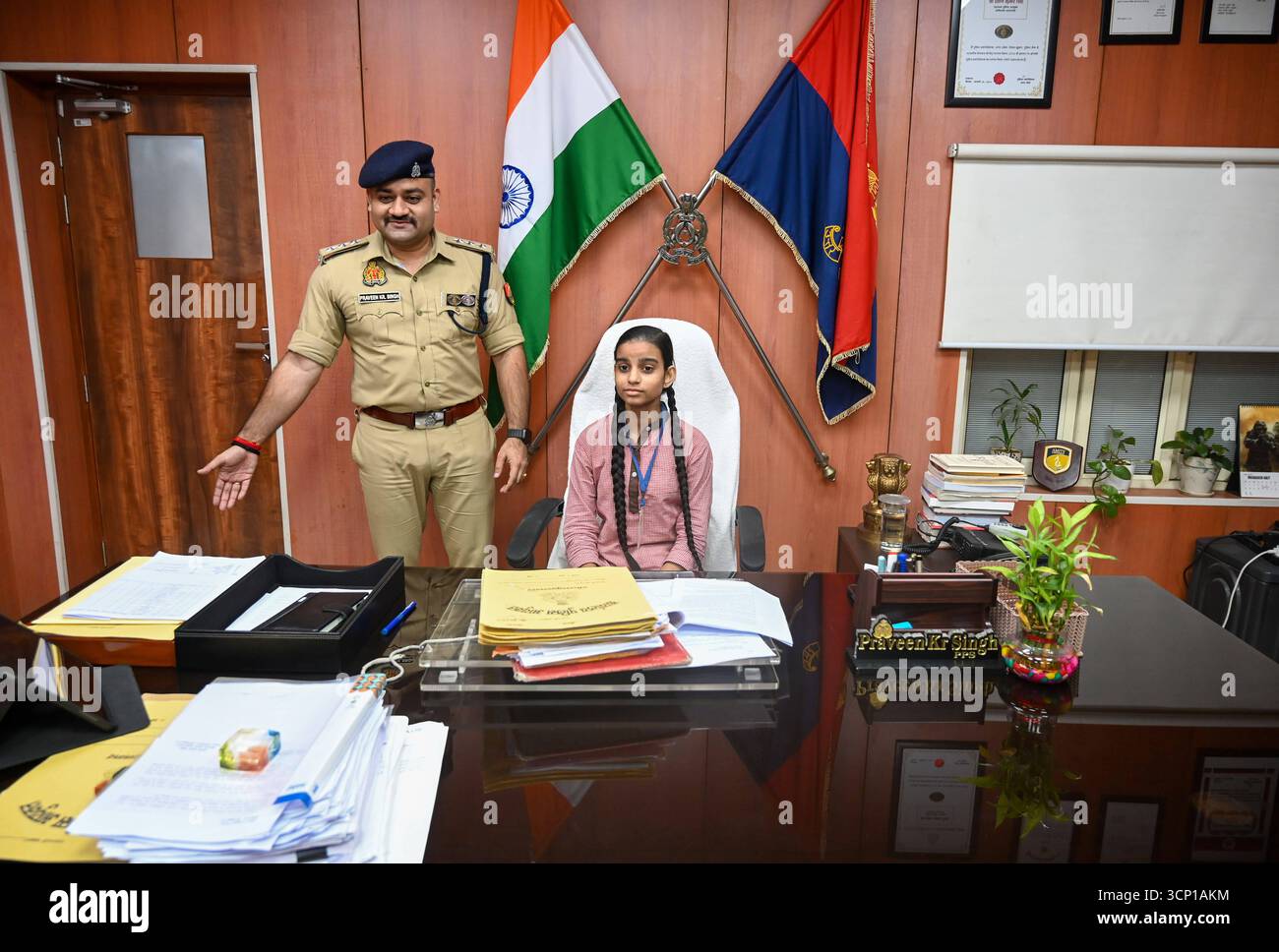 NOIDA, INDIEN – 23. SEPTEMBER: Shivani, ein Schüler der Klasse 8 der Composite School, Parthala Khanjarpur übernimmt die Leitung als Verwaltungsbeamter für einen Tag im Büro des stellvertretenden Polizeikommissars Praveen Kumar Singh in Sektor 6, als Teil des Mission Shakti Phase-5 Programms am 23. September 2025 in Noida, Indien. Die Mission Shakti Phase-5 wird von der Regierung Uttar Pradesh am 22. September 2025 gestartet und wird bis zum 21. Oktober fortgesetzt. Das Hauptziel der monatelangen Kampagne ist es, die Sicherheit, würde, Ermächtigung und Selbstständigkeit von Frauen zu stärken.Foto: Sunil Ghosh/Hindustan Times Students S Stockfoto