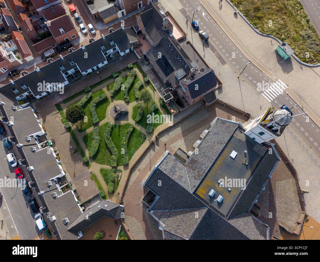 Blick aus der Vogelperspektive auf eine kompakte Stadt mit weißer Fassade, Kuppel und Uhrenturm, umgeben von Kopfsteinpflasterstraßen, rot und grau gedeckten bui Stockfoto