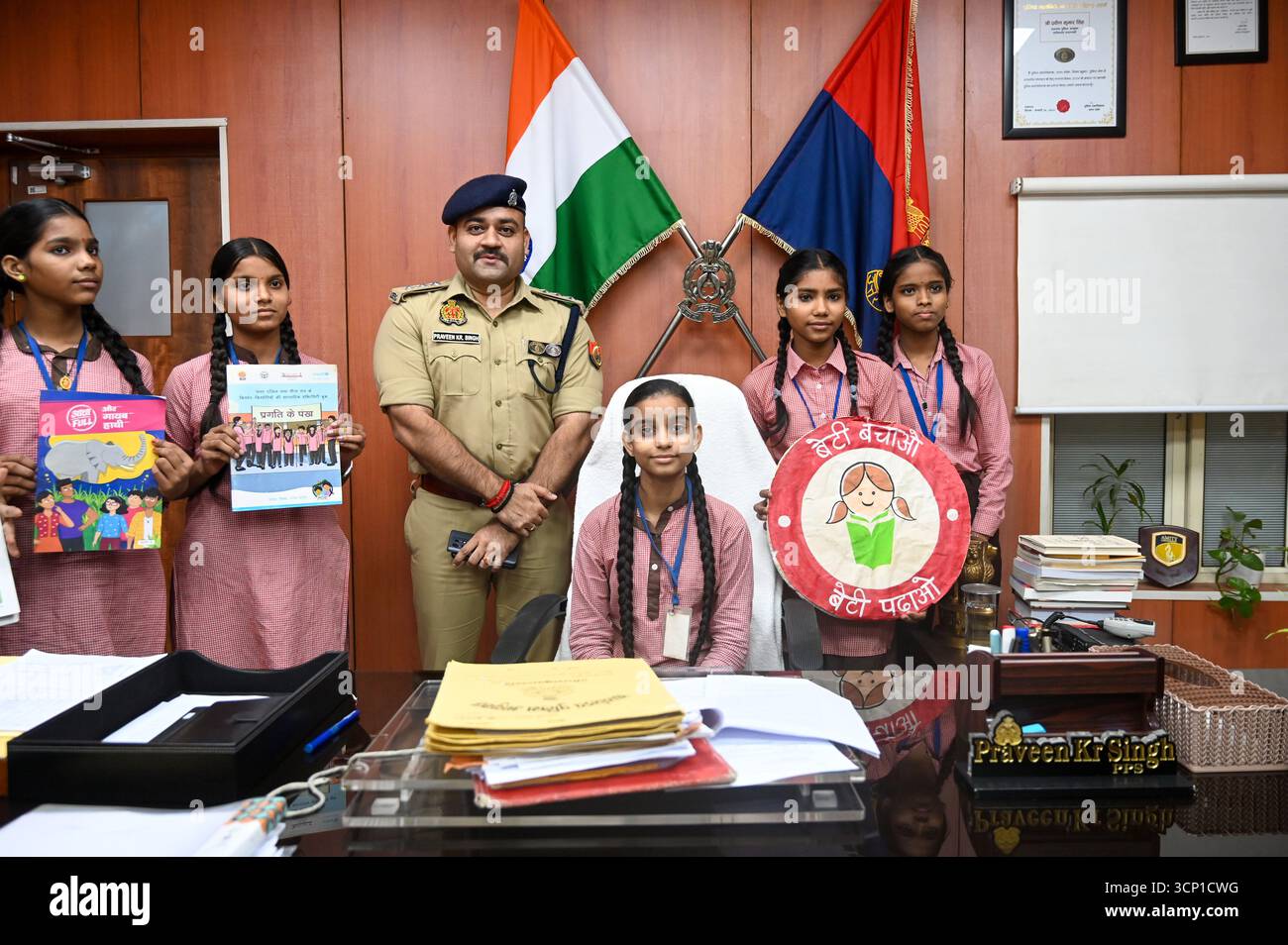 NOIDA, INDIEN – 23. SEPTEMBER: Shivani, ein Schüler der Klasse 8 der Composite School, Parthala Khanjarpur übernimmt die Leitung als Verwaltungsbeamter für einen Tag im Büro des stellvertretenden Polizeikommissars Praveen Kumar Singh in Sektor 6, als Teil des Mission Shakti Phase-5 Programms am 23. September 2025 in Noida, Indien. Die Mission Shakti Phase-5 wird von der Regierung Uttar Pradesh am 22. September 2025 gestartet und wird bis zum 21. Oktober fortgesetzt. Das Hauptziel der monatelangen Kampagne ist es, die Sicherheit, würde, Ermächtigung und Selbstvertrauen von Frauen zu stärken. (Foto: Sunil Ghosh/Hindustan Times/SIPA USA) Stockfoto