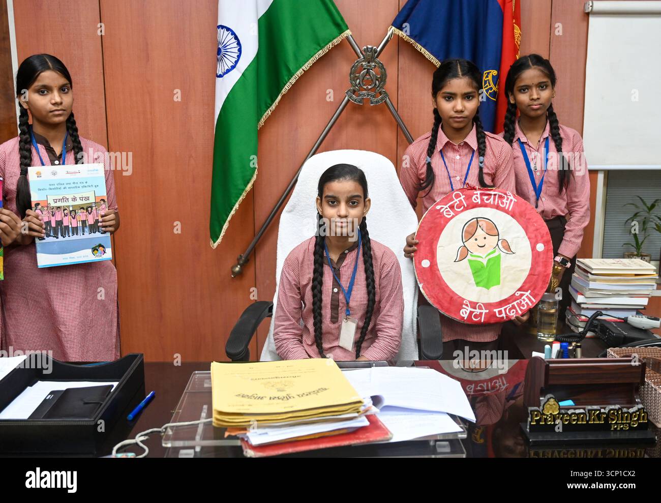 NOIDA, INDIEN – 23. SEPTEMBER: Shivani, ein Schüler der Klasse 8 der Composite School, Parthala Khanjarpur übernimmt die Leitung als Verwaltungsbeamter für einen Tag im Büro des stellvertretenden Polizeikommissars Praveen Kumar Singh in Sektor 6, als Teil des Mission Shakti Phase-5 Programms am 23. September 2025 in Noida, Indien. Die Mission Shakti Phase-5 wird von der Regierung Uttar Pradesh am 22. September 2025 gestartet und wird bis zum 21. Oktober fortgesetzt. Das Hauptziel der monatelangen Kampagne ist es, die Sicherheit, würde, Ermächtigung und Selbstvertrauen von Frauen zu stärken. (Foto: Sunil Ghosh/Hindustan Times/SIPA USA) Stockfoto