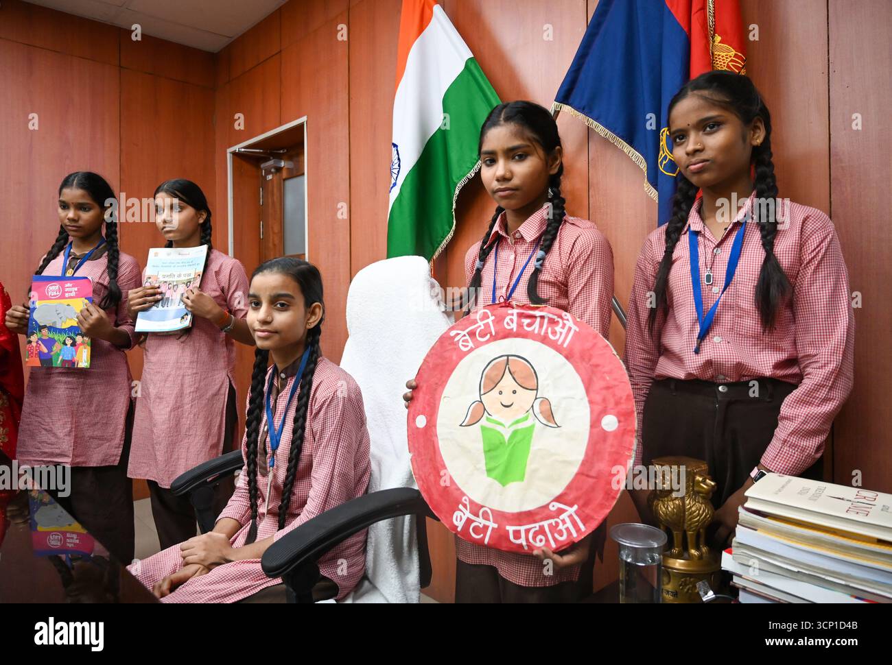 NOIDA, INDIEN – 23. SEPTEMBER: Shivani, ein Schüler der Klasse 8 der Composite School, Parthala Khanjarpur übernimmt die Leitung als Verwaltungsbeamter für einen Tag im Büro des stellvertretenden Polizeikommissars Praveen Kumar Singh in Sektor 6, als Teil des Mission Shakti Phase-5 Programms am 23. September 2025 in Noida, Indien. Die Mission Shakti Phase-5 wird von der Regierung Uttar Pradesh am 22. September 2025 gestartet und wird bis zum 21. Oktober fortgesetzt. Das Hauptziel der monatelangen Kampagne ist es, die Sicherheit, würde, Ermächtigung und Selbstvertrauen von Frauen zu stärken. (Foto: Sunil Ghosh/Hindustan Times/SIPA USA) Stockfoto