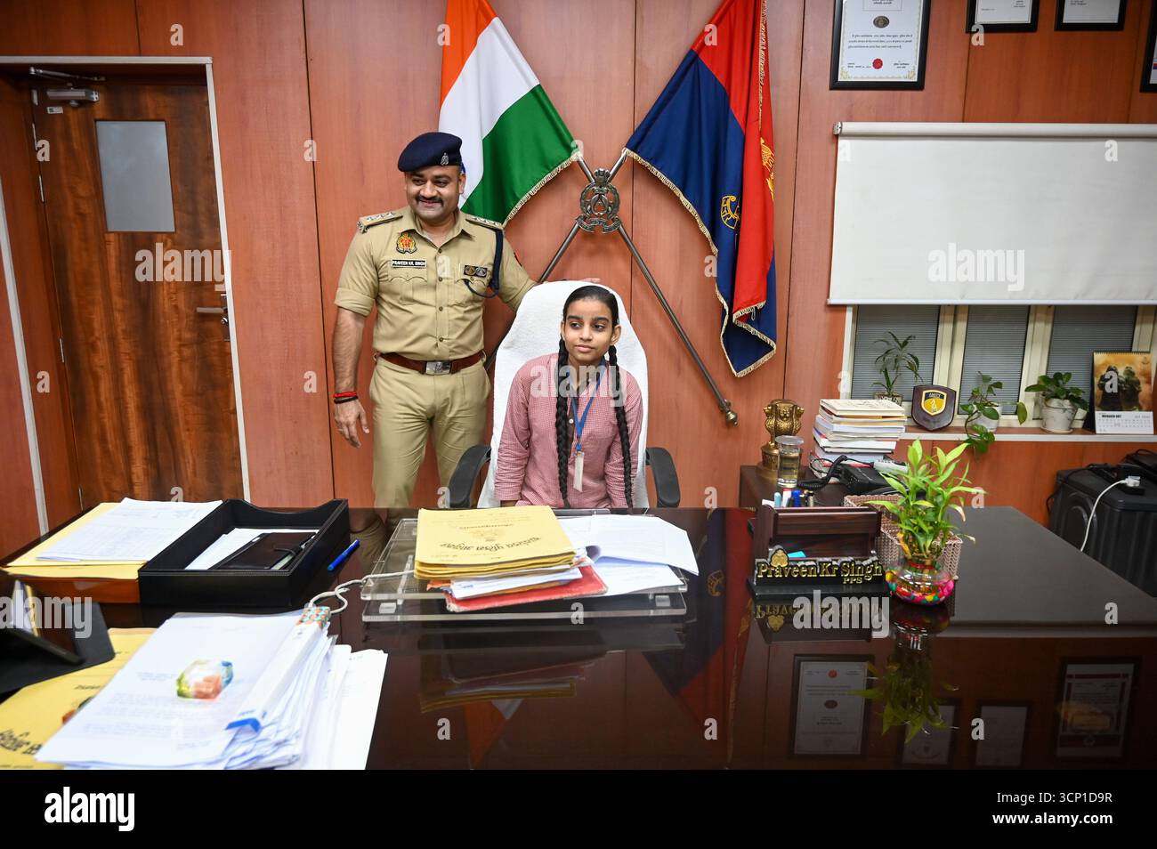 NOIDA, INDIEN – 23. SEPTEMBER: Shivani, ein Schüler der Klasse 8 der Composite School, Parthala Khanjarpur übernimmt die Leitung als Verwaltungsbeamter für einen Tag im Büro des stellvertretenden Polizeikommissars Praveen Kumar Singh in Sektor 6, als Teil des Mission Shakti Phase-5 Programms am 23. September 2025 in Noida, Indien. Die Mission Shakti Phase-5 wird von der Regierung Uttar Pradesh am 22. September 2025 gestartet und wird bis zum 21. Oktober fortgesetzt. Das Hauptziel der monatelangen Kampagne ist es, die Sicherheit, würde, Ermächtigung und Selbstvertrauen von Frauen zu stärken. (Foto: Sunil Ghosh/Hindustan Times/SIPA USA) Stockfoto