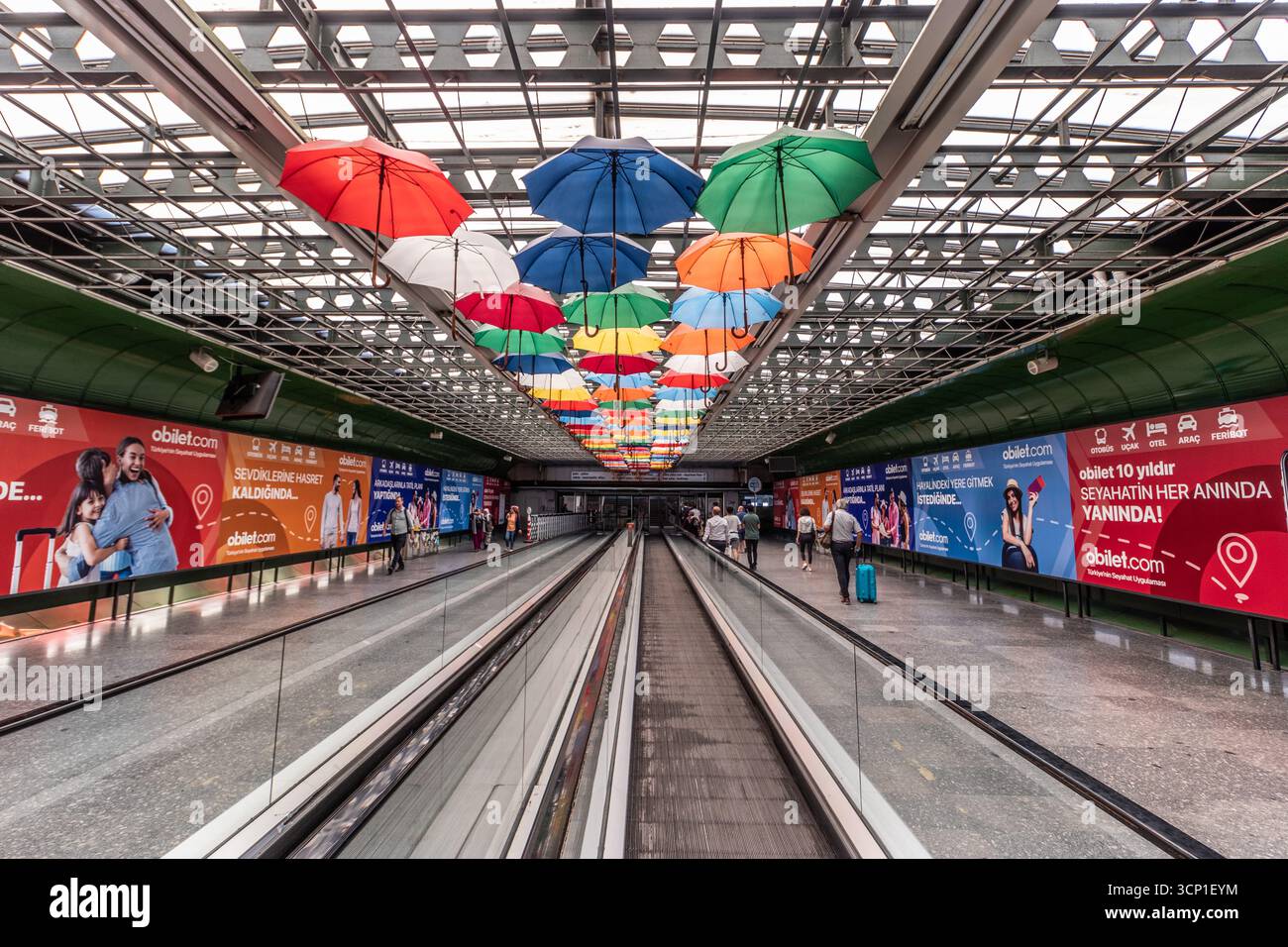 ANKARA, TÜRKEI - 20. SEPTEMBER 2022: Korridor zwischen der U-Bahn-Station Asti und dem Intercity Bus Terminal Ankara, Türkei Stockfoto