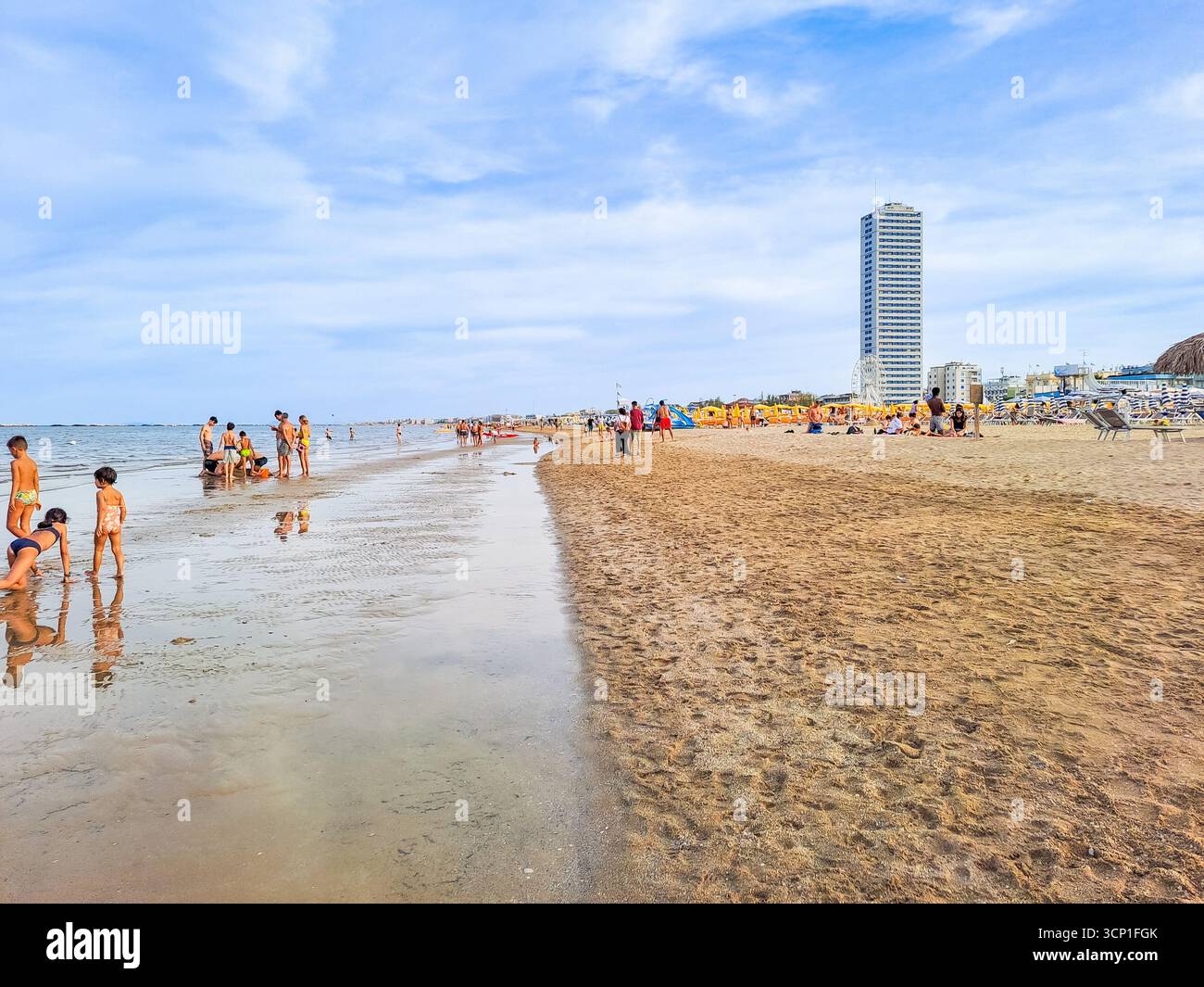 Cesenatico-Italien- 7. September 2025: Die Menschen entspannen im Sommer an der Strandküste. Konzept des Urlaubs am Meer. Hochwertige Fotos Stockfoto