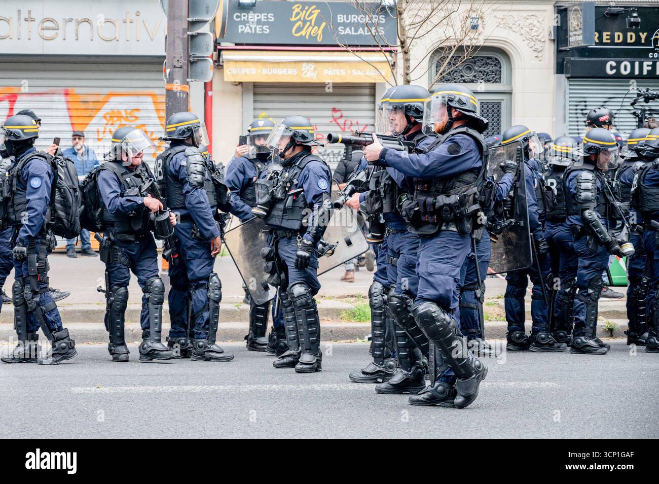 Polizeibeamte stehen während der Demonstration auf der Hut. Der Protest fand in Dutzenden von französischen Städten statt, in denen Menschen zusammenkamen, um Macron zu fordern, die Wahlergebnisse von 2024 zu respektieren und zurückzutreten. Die Situation wird noch verschärft durch geplante Kürzungen verschiedener Leistungen, auf die viele arme französische Familien angewiesen sind, um zu überleben. Der Protest forderte auch die Genehmigung der Zucman-Steuer, die von den französischen Sozialisten vorgeschlagen wurde, die jeden mit Vermögenswerten von mehr als 100 Millionen Euro besteuern würde. Frankreich befindet sich in einer Zeit großer Unsicherheit und politischer Polarisierung, in der die Regierung Macron versucht, den Kurs beizubehalten Stockfoto