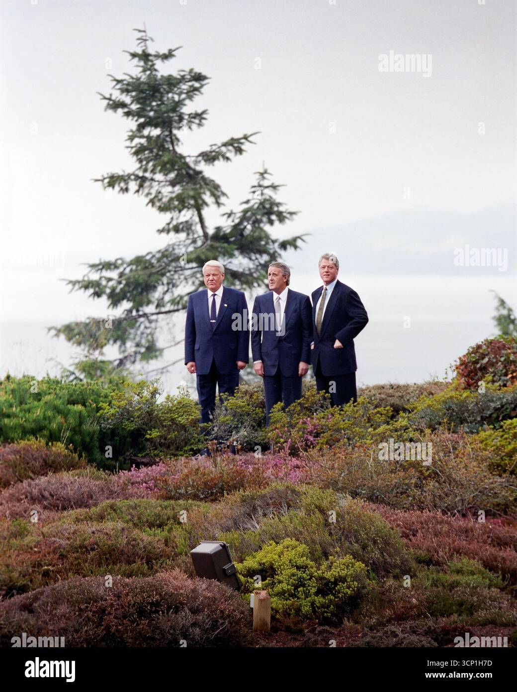 US-Präsident Bill Clinton mit dem russischen Präsidenten Boris Jelzin und dem kanadischen Premierminister Brian Mulroney vor der Residenz des Präsidenten der University of British Columbia während des trilateralen Treffens in Vancouver, British Columbia, Kanada, Bob McNeely, Fotograf Des Weißen Hauses, 3. April 1993 Stockfoto
