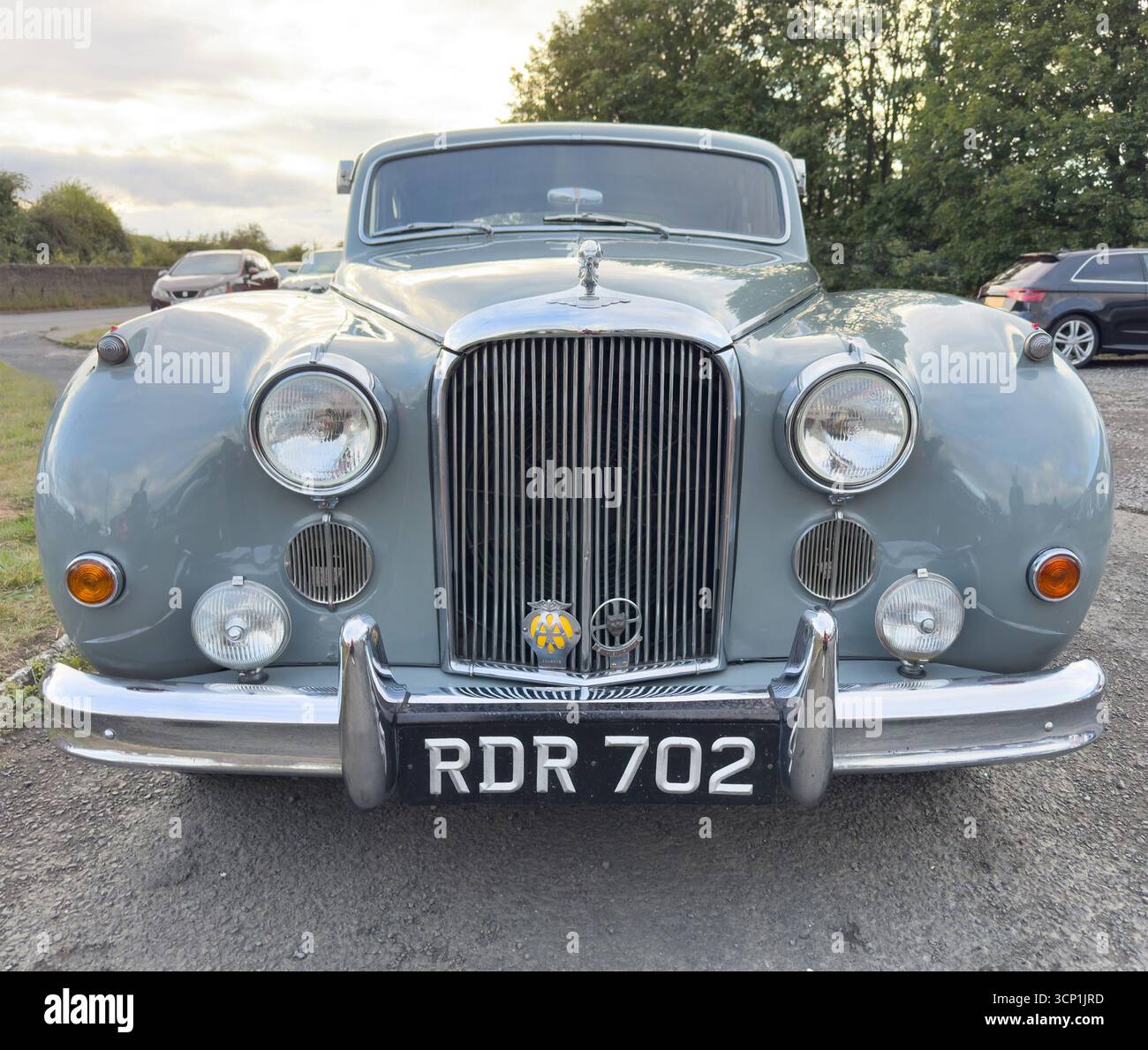 Vorderansicht eines klassischen jaguar Mark LX Oldtimer mit Chromdetails und markantem Kühlergrill, der an einem sonnigen Tag im Freien geparkt wird - Smartphone-aufgenommenes Stockfoto Vorderansicht eines klassischen jaguar Mark LX Oldtimer mit Chromdetails und markantem Kühlergrill, der an einem sonnigen Tag im Freien geparkt wird - Smartphone-aufgenommenes Stockfoto