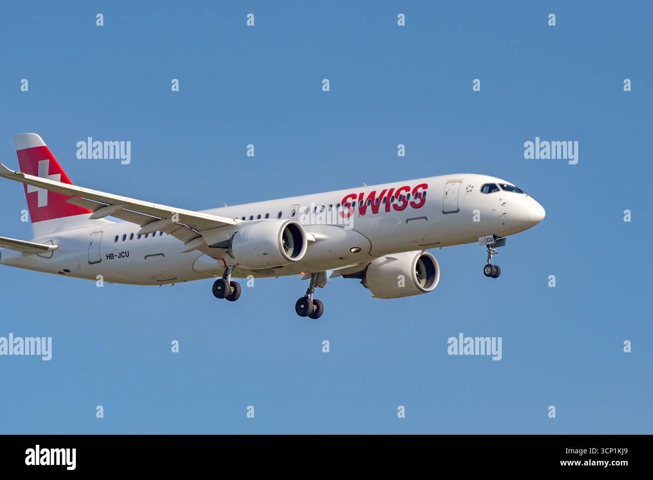 London, England, Vereinigtes Königreich - 20. Mai 2025: Airbus A220 (Registrierung HB-JCU), betrieben von Swiss Airlines mit Ankunft am Flughafen London Heathrow Stockfoto