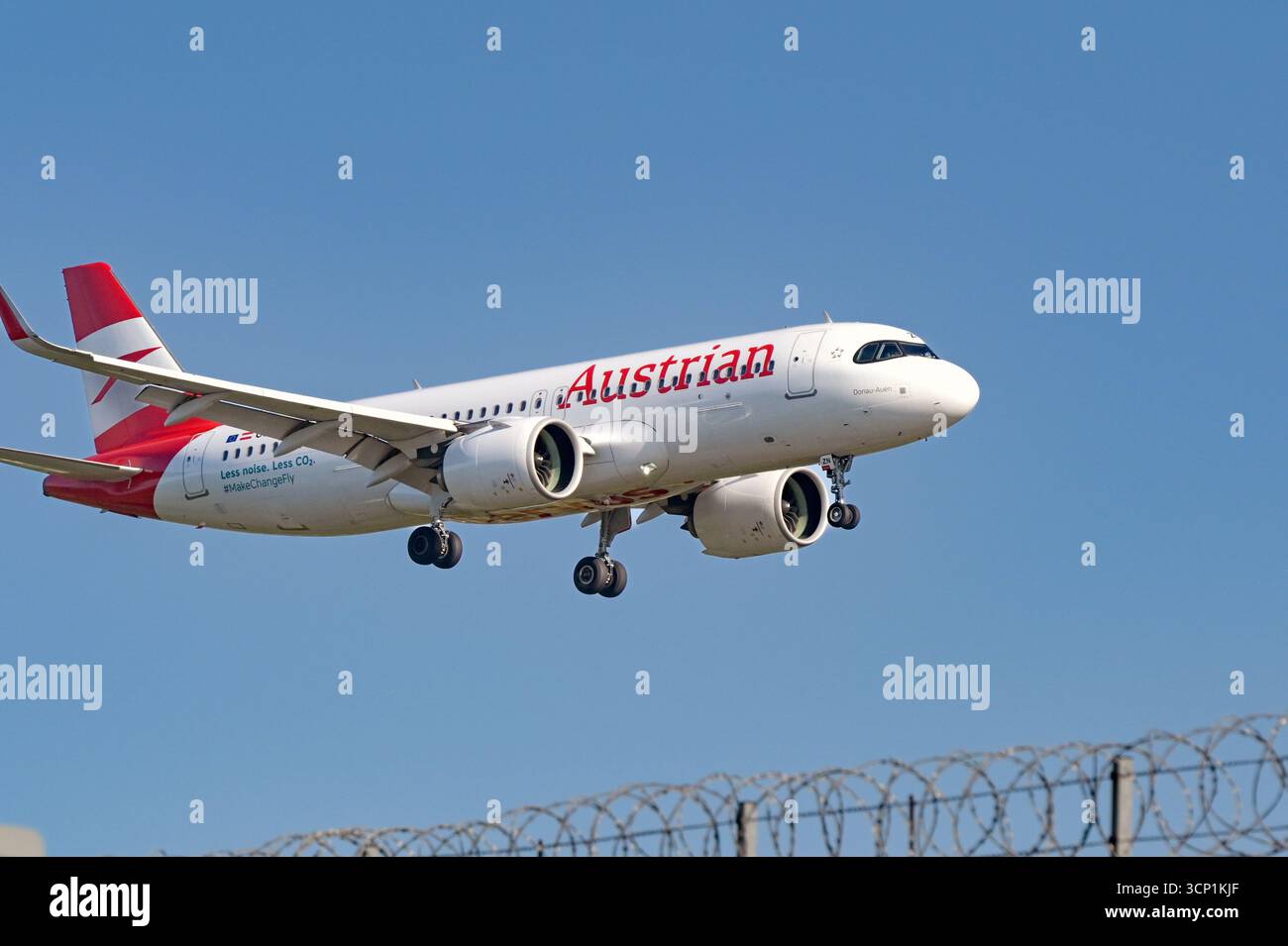 London, England, Vereinigtes Königreich - 20. Mai 2025: Airbus A320 Neo (Registrierung OE-LZN), betrieben von Austrian Airlines, die am Flughafen London Heathrow ankommen Stockfoto