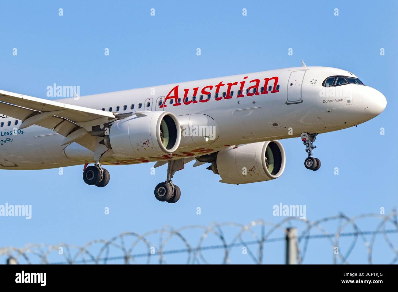 London, England, Vereinigtes Königreich - 20. Mai 2025: Airbus A320 Neo (Registrierung OE-LZN), betrieben von Austrian Airlines, die am Flughafen London Heathrow ankommen Stockfoto