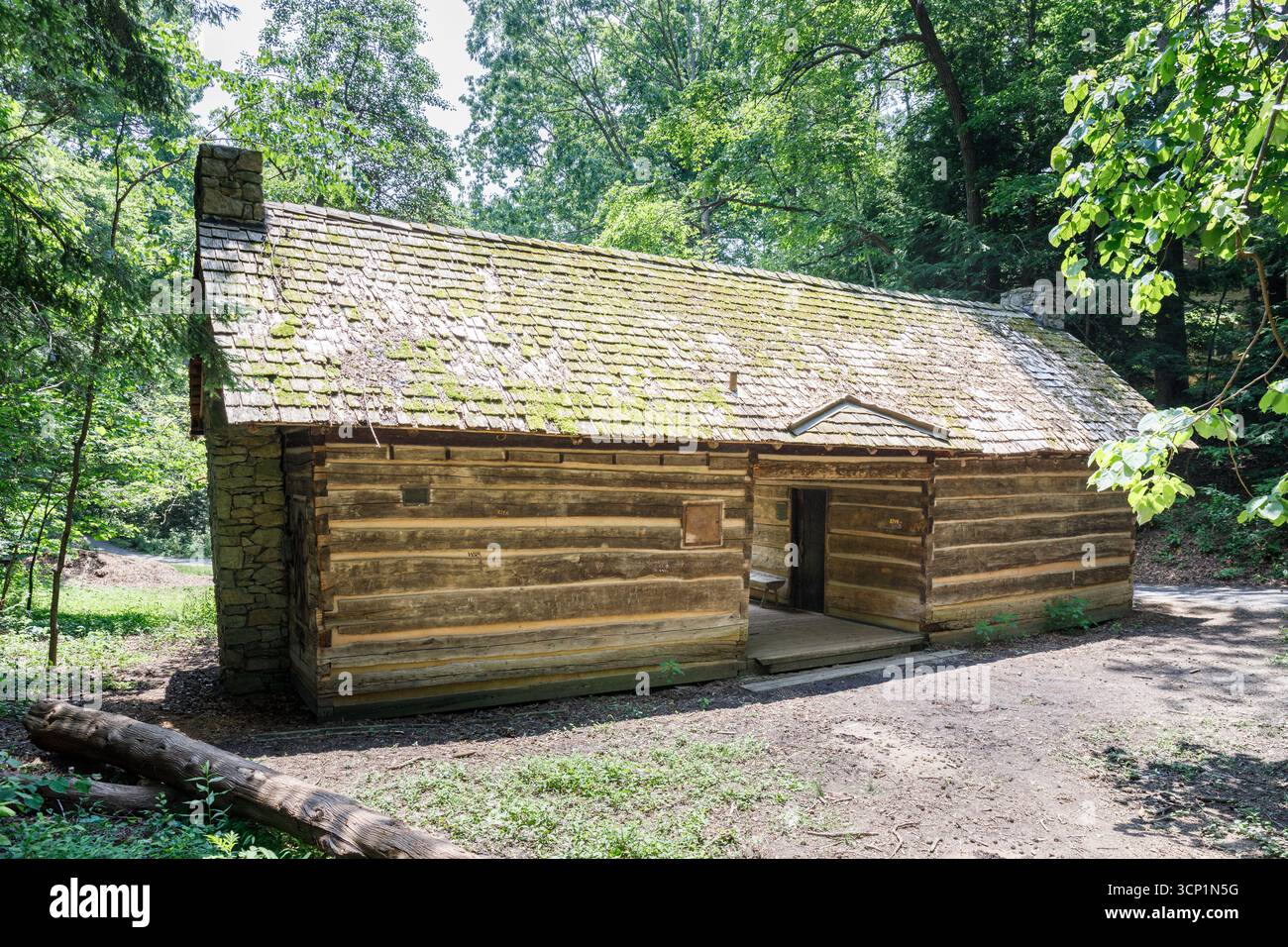 Asheville, NC, 4. Juni 2025: Historisches Blockhaus von Hubert H. Hayes, 1901-1964 in den Asheville Botanical Gardens. Erbaut im Stil des frühen 20. jahrhunderts Stockfoto