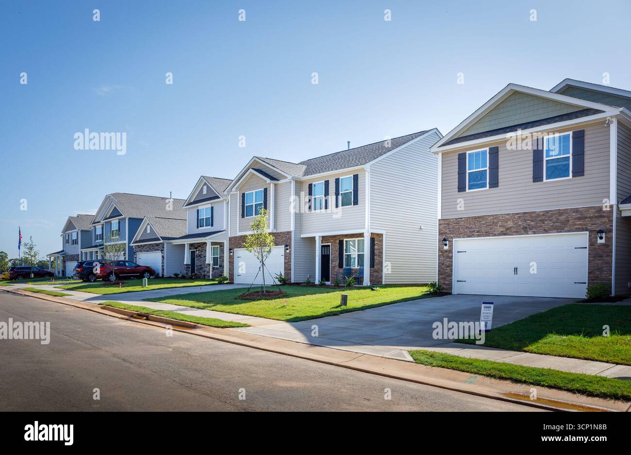Hickory, North Carolina, USA-14. Juli 2025: Eine Reihe von Häusern in einer neuen Wohnsiedlung. Stockfoto
