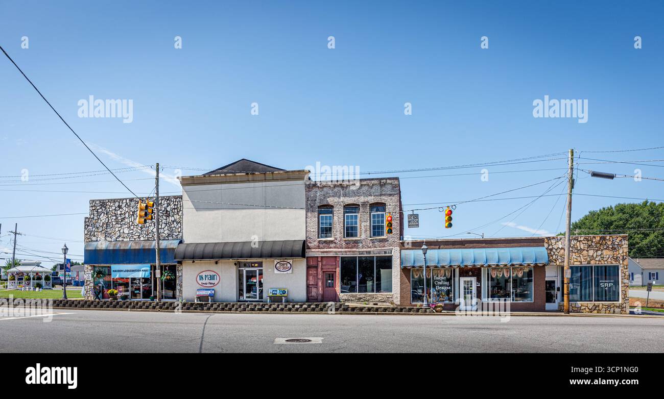 Maiden, North Carolina, USA-14. Juli 2025: Block alter Geschäftsgebäude an der Main St. Stockfoto