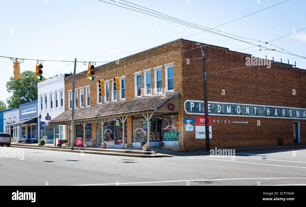Maiden, North Carolina, USA-14. Juli 2025: Piedmont Hardware Building an Main St. und Main Ave. Stockfoto