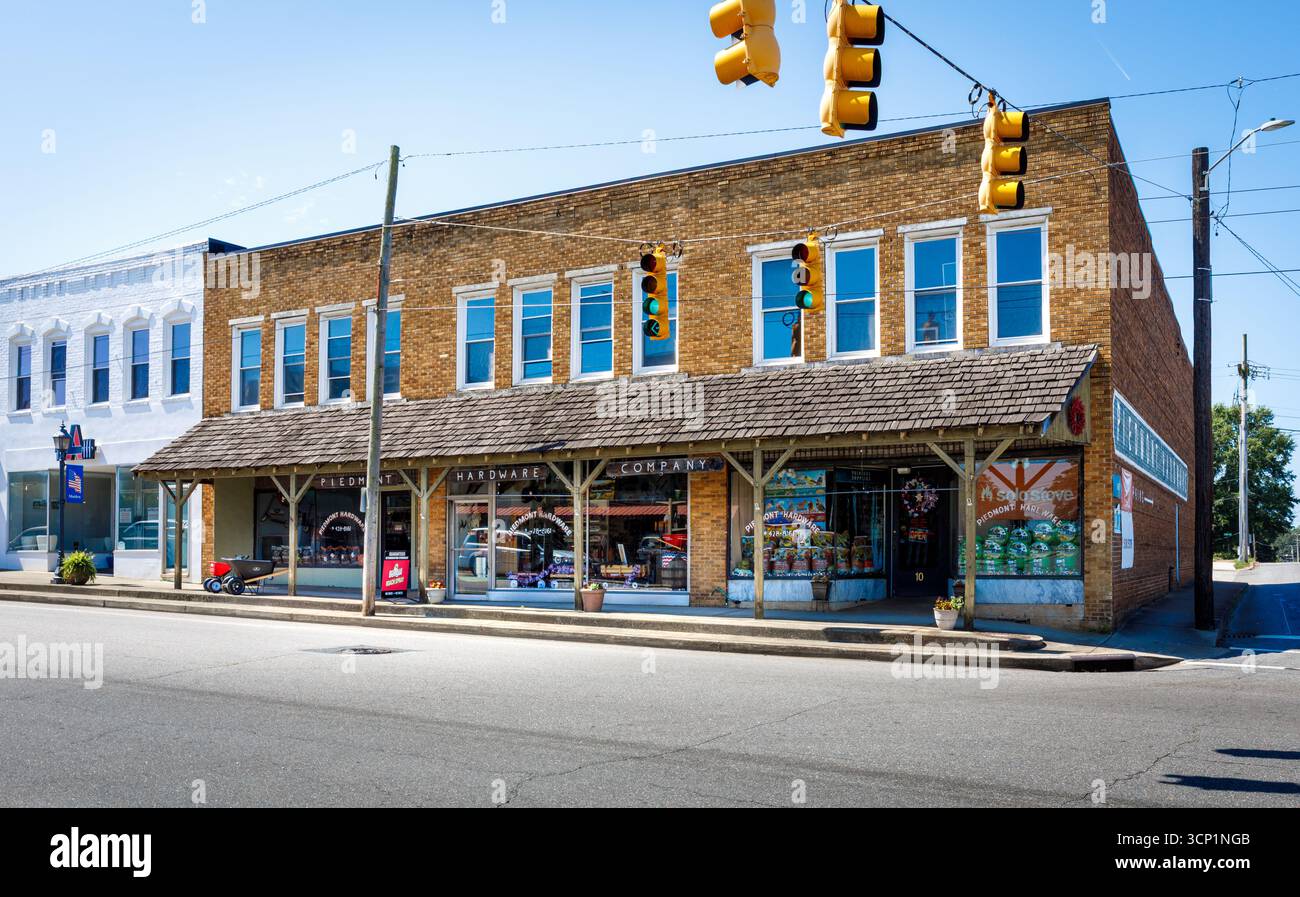 Maiden, North Carolina, USA-14. Juli 2025: Piedmont Hardware Building an Main St. und Main Ave. Stockfoto