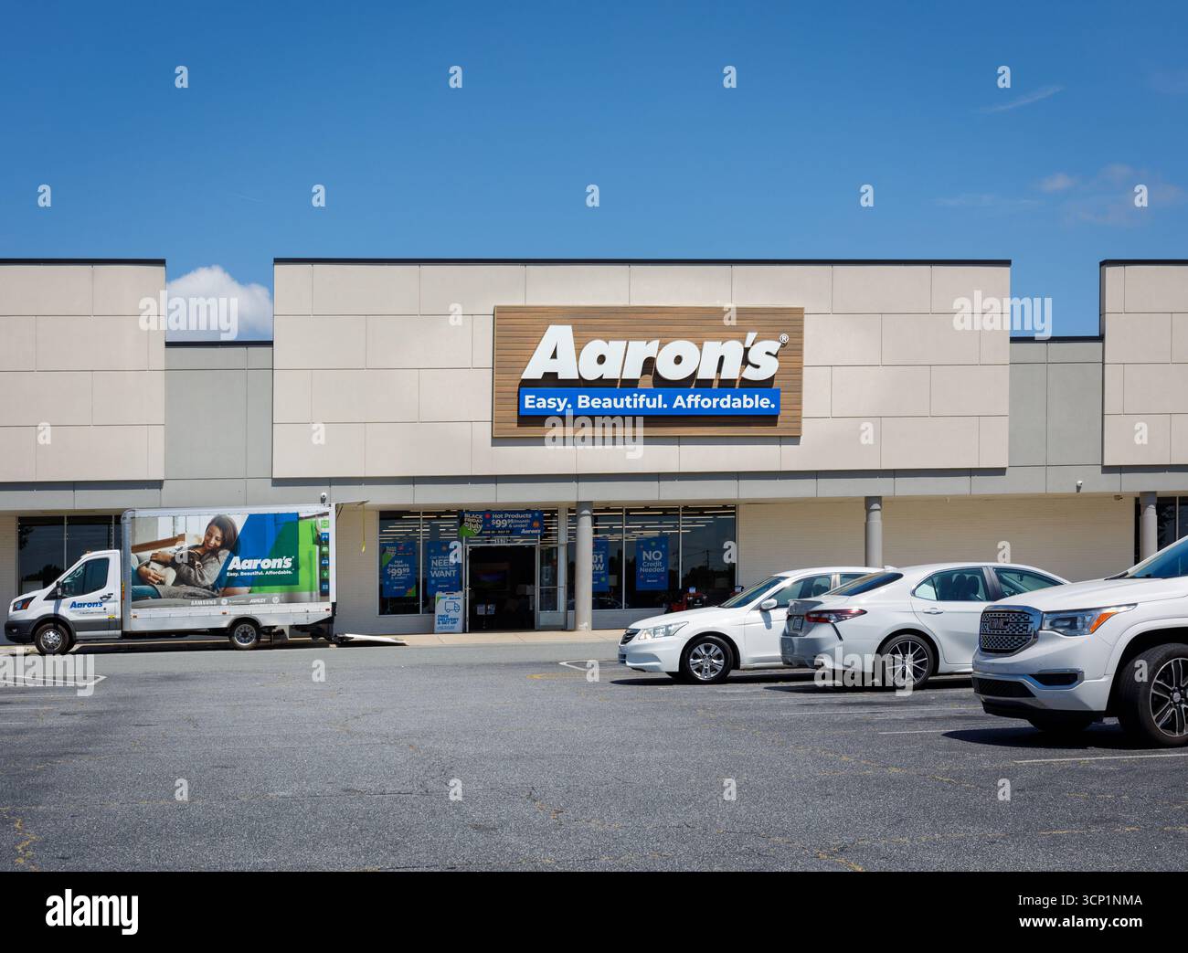 Maiden, North Carolina, USA-14. Juli 2025: Aarons lease-to-own-Storefront. Stockfoto