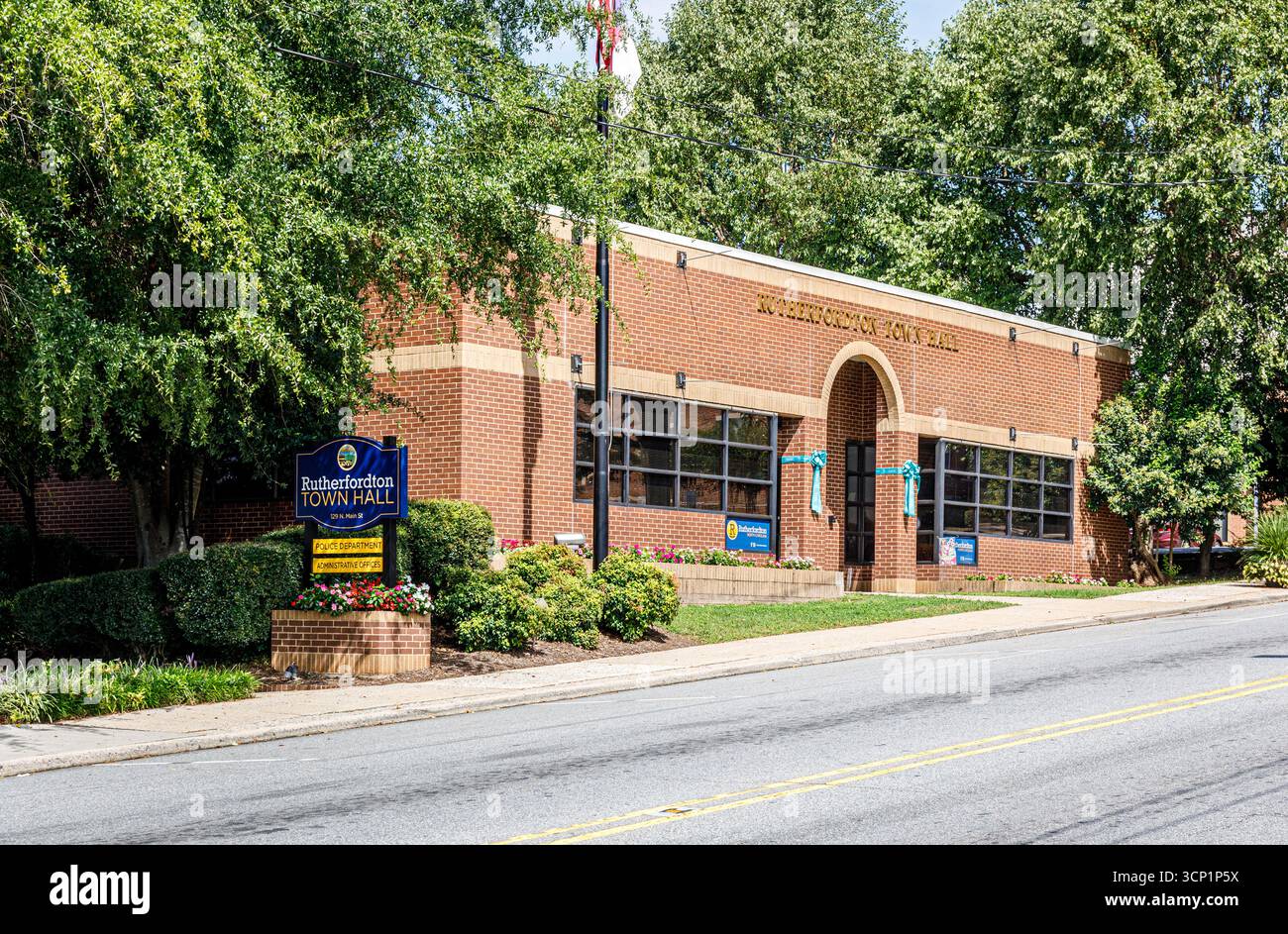 Rutherfordton, North Carolina, USA-7. September 2025: Rutherfordton Town Hall, Gebäude und Schilder. Stockfoto