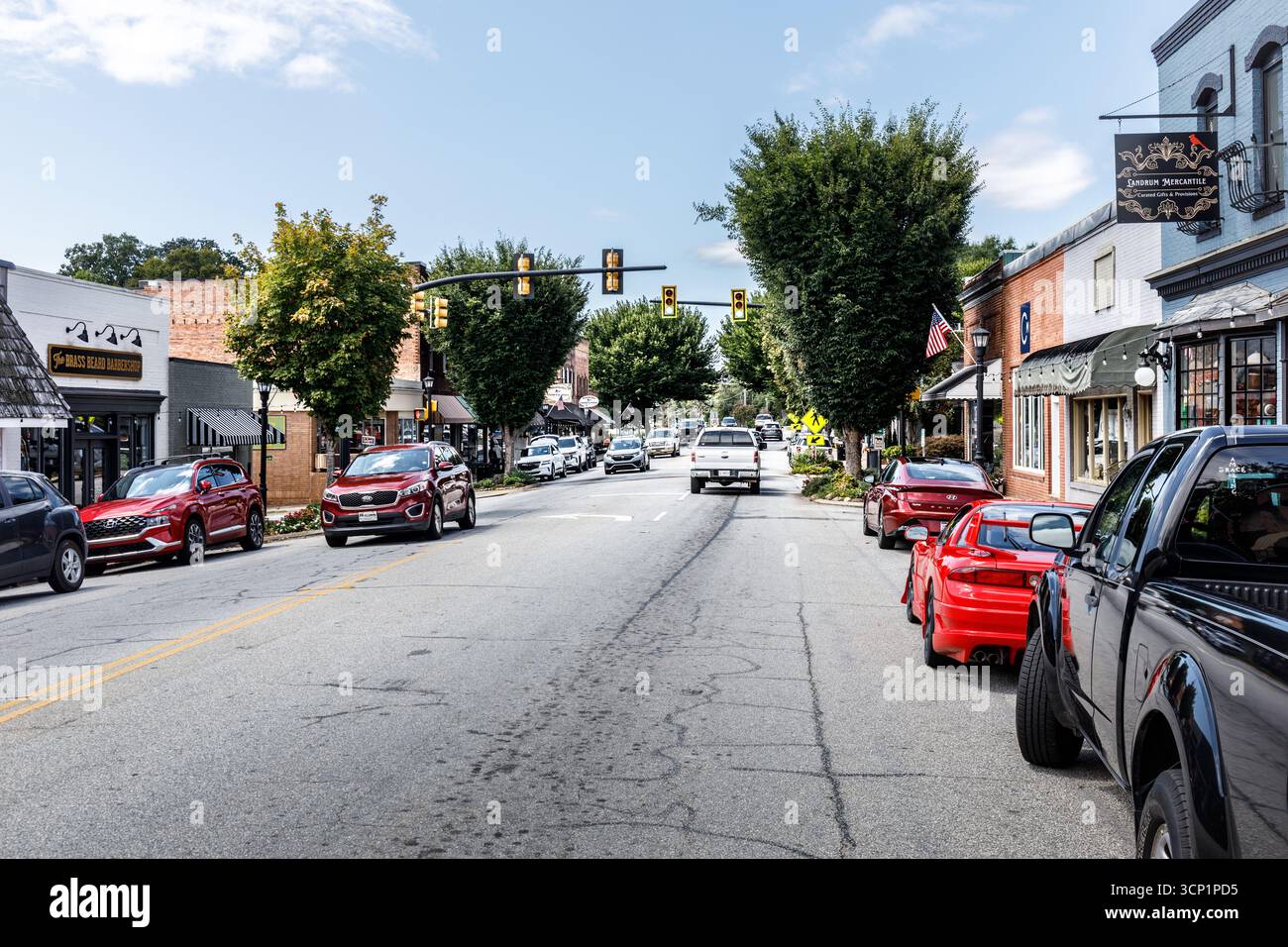 Landrum, South Carolina, USA-7. September 2025: Weitwinkelblick auf die Main Street in der Innenstadt. Sonniger, früherbstlicher Tag. Stockfoto