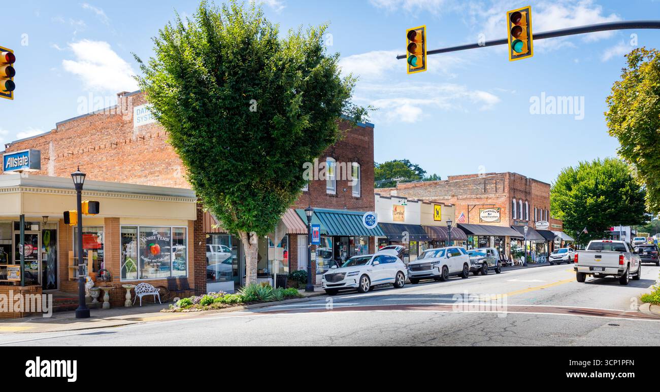 Landrum, South Carolina, USA-7. September 2025: Block von Gebäuden an der Main Street, einschließlich Foothills Amish Furniture. Stockfoto