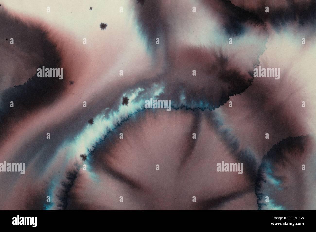 Abstrakter Hintergrund zweikomponentiger kalligraphischer Tintenläufe und -Blüten auf Papier Stockfoto