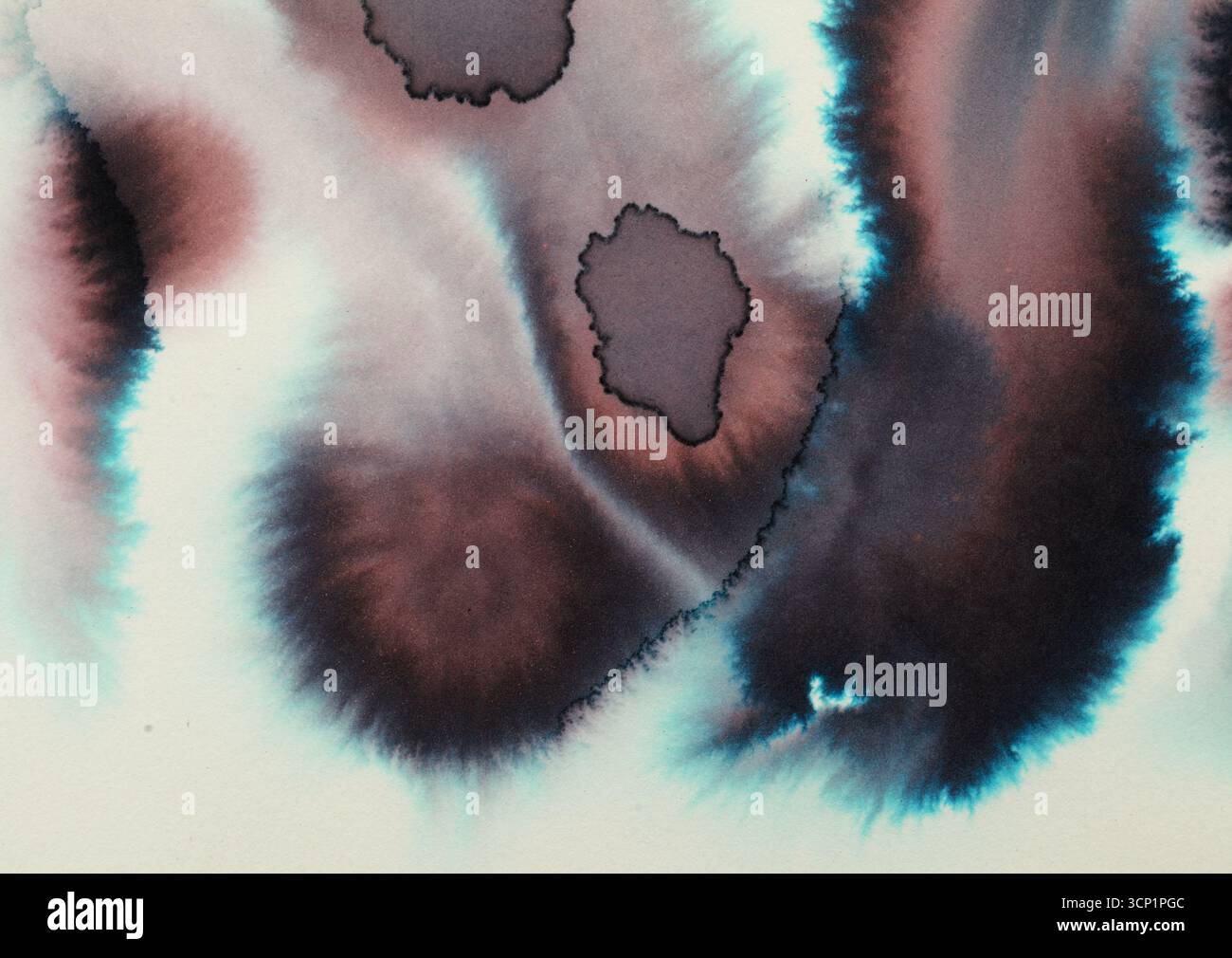 Abstrakter Hintergrund zweikomponentiger kalligraphischer Tintenläufe und -Blüten auf Papier Stockfoto