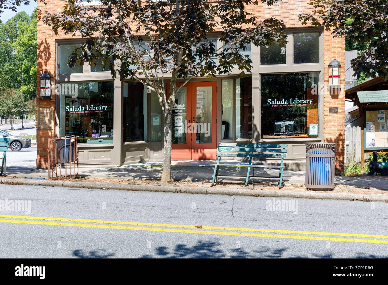 Saluda, North Carolina, USA-7. September 2025: Nahaufnahme der Front der Saluda Library, der Polk County Public Libraries. Stockfoto